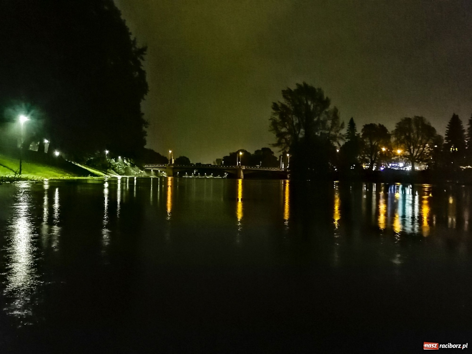 Zdjęcie w galerii na portalu naszraciborz.pl: Wezbranie na Odrze miejskiej w Raciborzu nocą [14.10.2020]  wiadomości z regionu