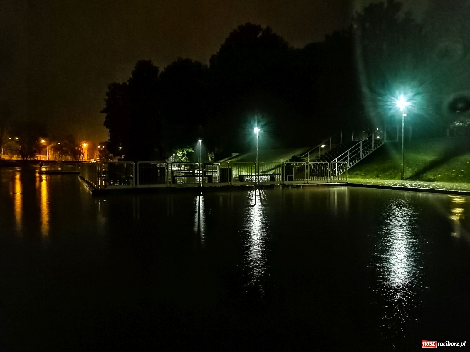 Zdjęcie w galerii na portalu naszraciborz.pl: Wezbranie na Odrze miejskiej w Raciborzu nocą [14.10.2020]  wiadomości z regionu