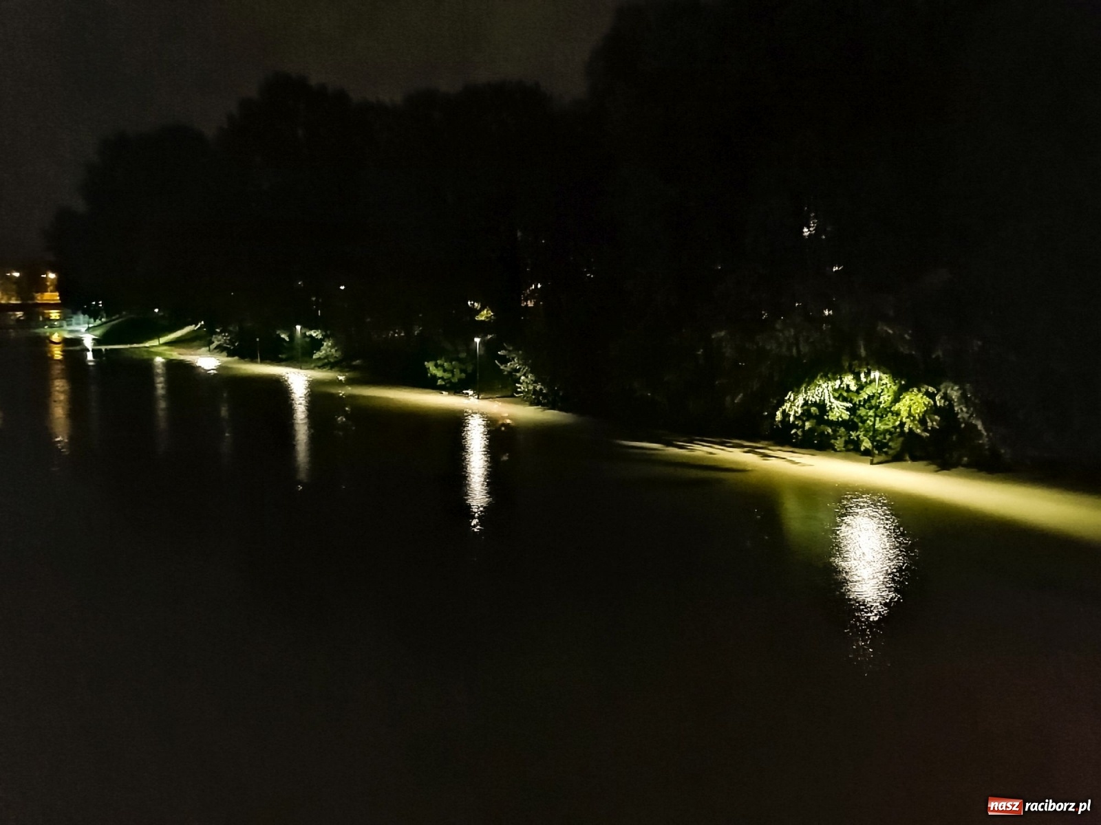 Zdjęcie w galerii na portalu naszraciborz.pl: Wezbranie na Odrze miejskiej w Raciborzu nocą [14.10.2020]  wiadomości z regionu