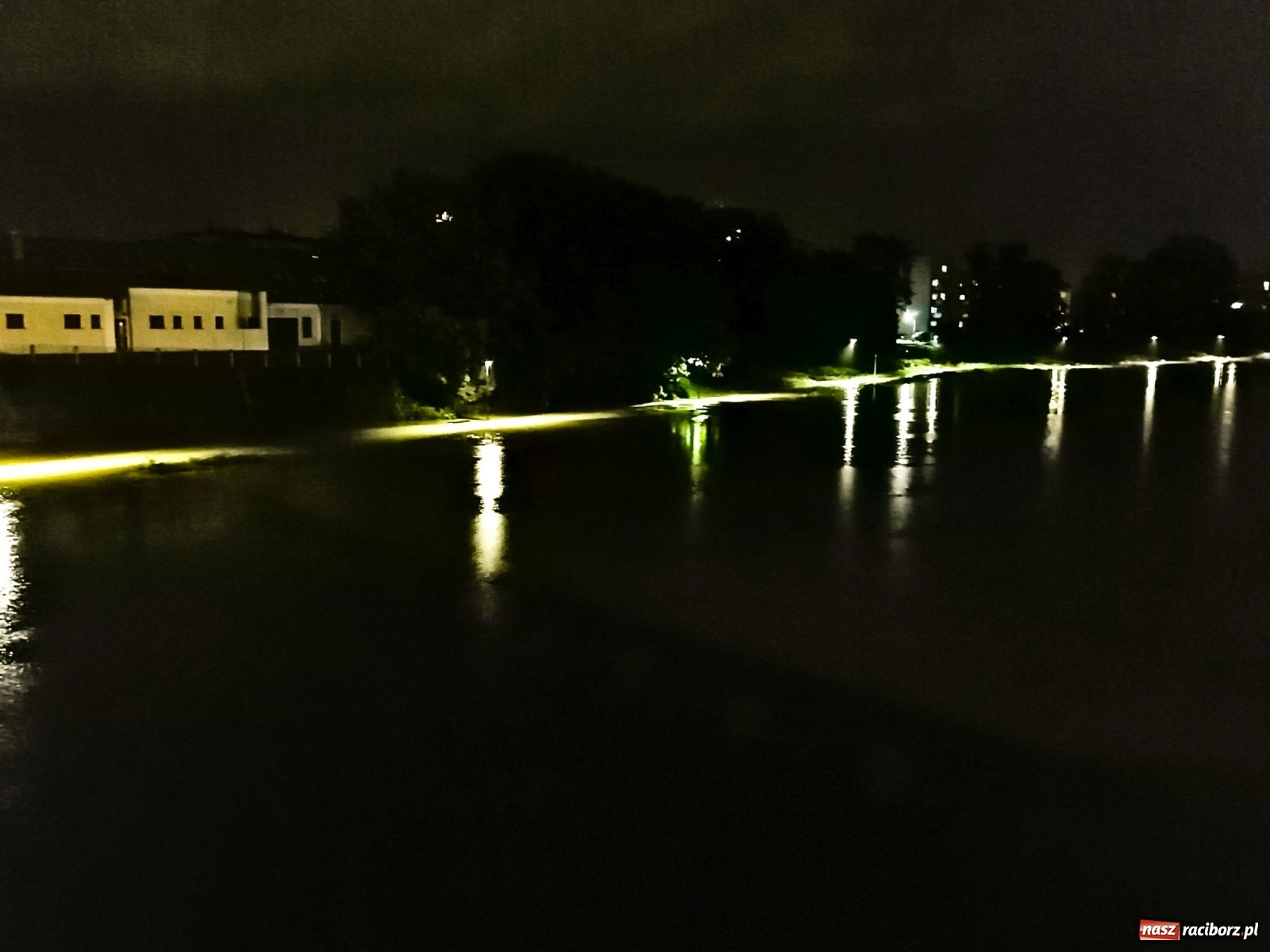 Zdjęcie w galerii na portalu naszraciborz.pl: Wezbranie na Odrze miejskiej w Raciborzu nocą [14.10.2020]  wiadomości z regionu
