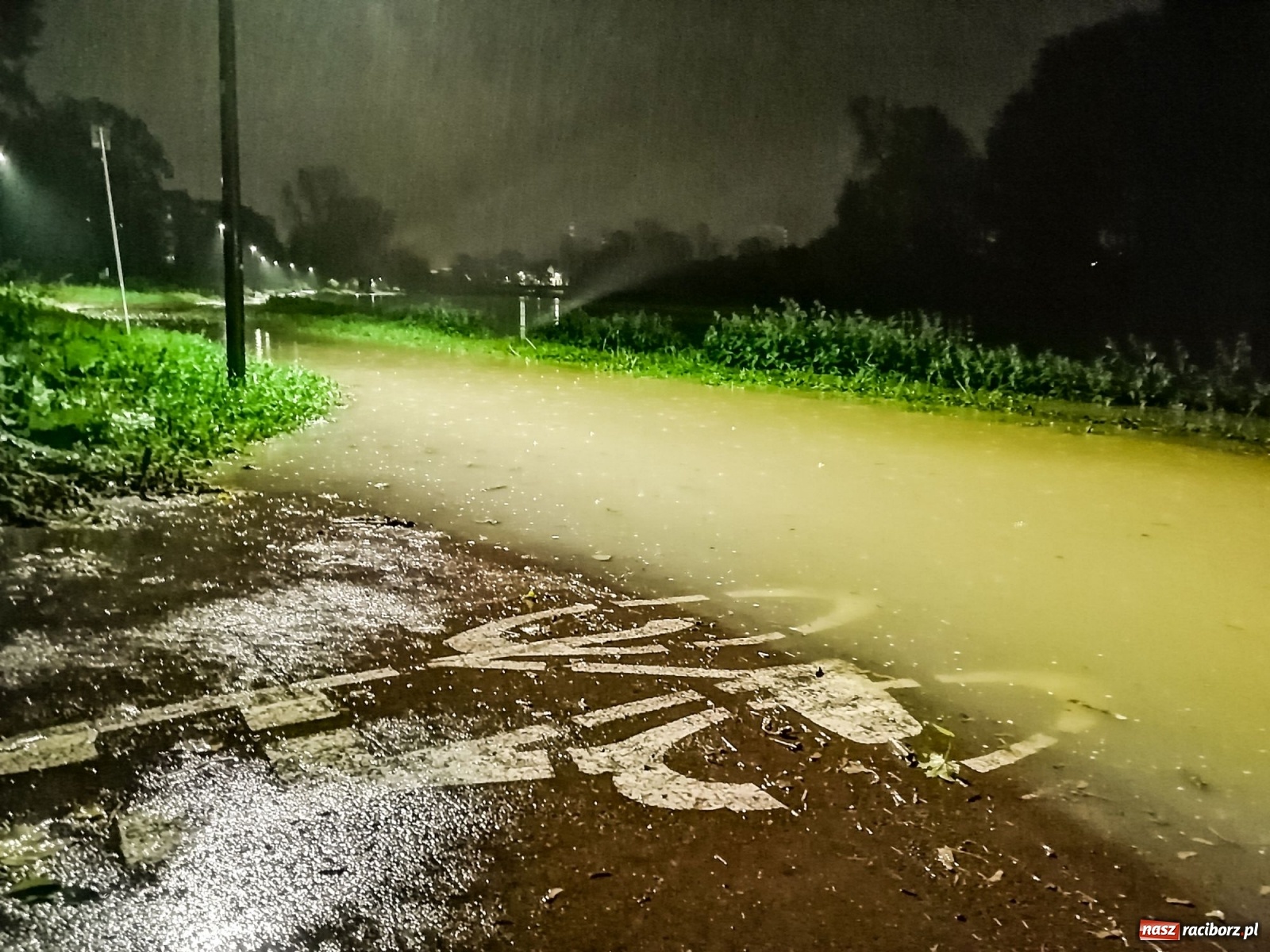 Zdjęcie w galerii na portalu naszraciborz.pl: Wezbranie na Odrze miejskiej w Raciborzu nocą [14.10.2020]  wiadomości z regionu