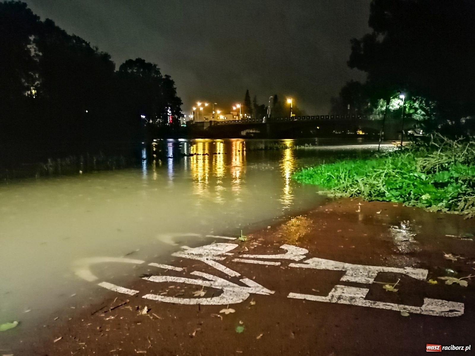 Zdjęcie w galerii na portalu naszraciborz.pl: Wezbranie na Odrze miejskiej w Raciborzu nocą [14.10.2020]  wiadomości z regionu