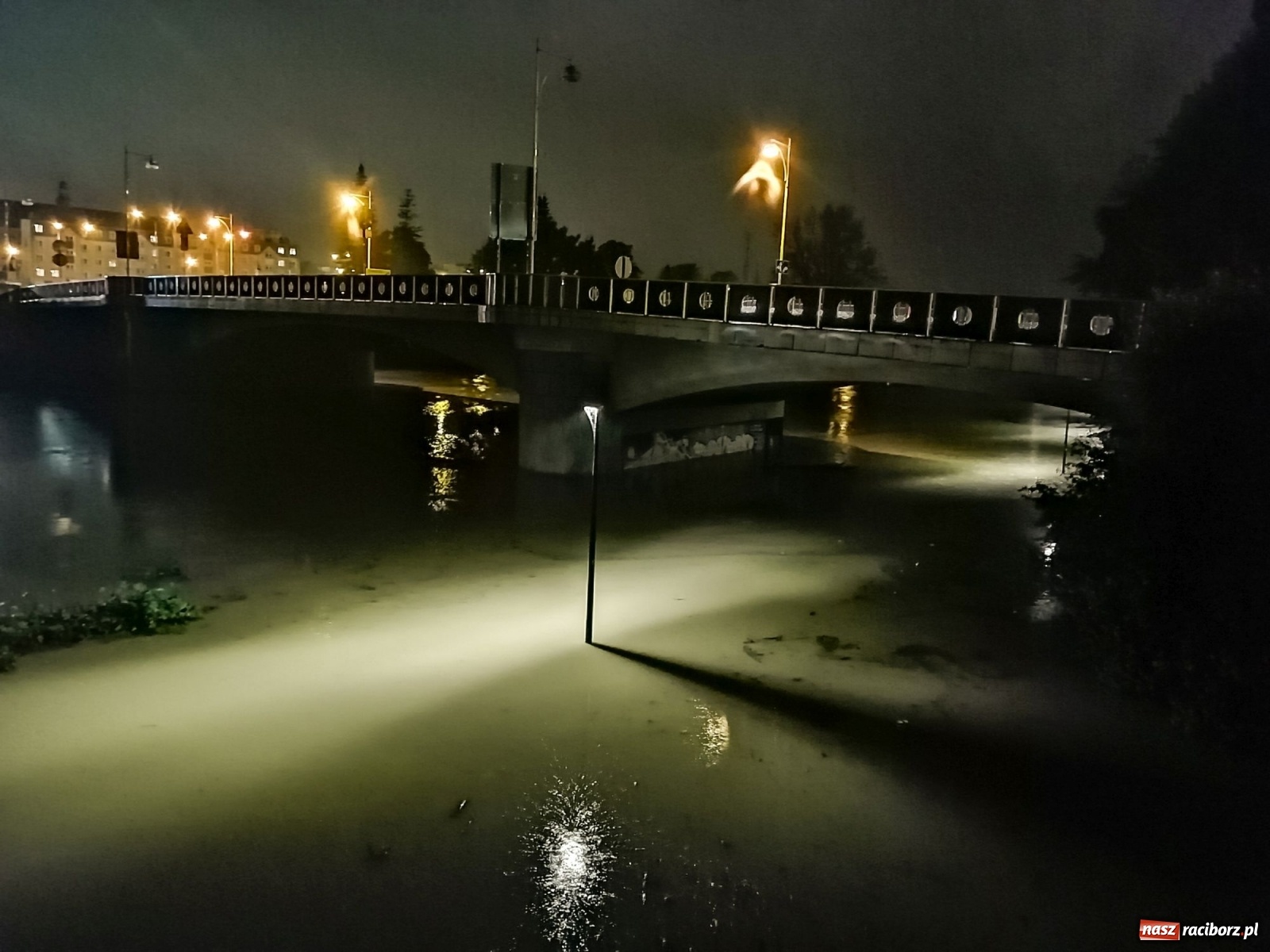 Zdjęcie w galerii na portalu naszraciborz.pl: Wezbranie na Odrze miejskiej w Raciborzu nocą [14.10.2020]  wiadomości z regionu