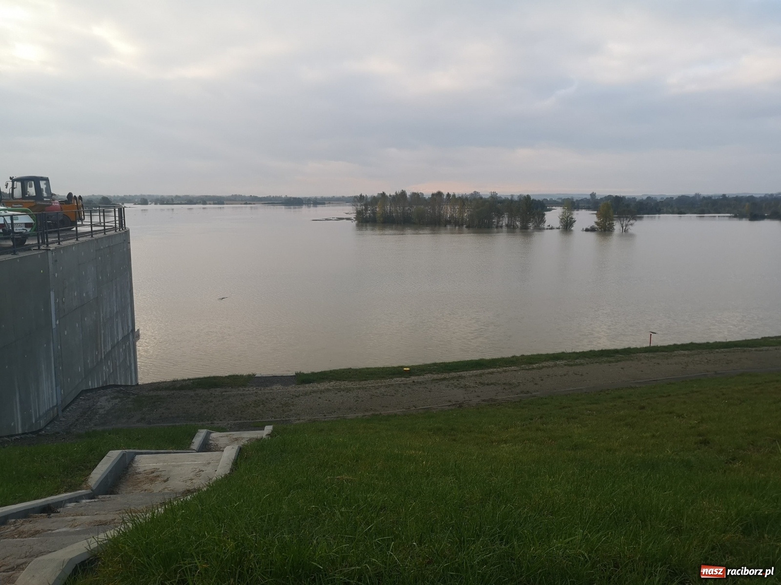 Zdjęcie w galerii na portalu naszraciborz.pl: Zbiornik Racibórz - zdjęcia i film z poranka 15.10.2020  wiadomości z regionu