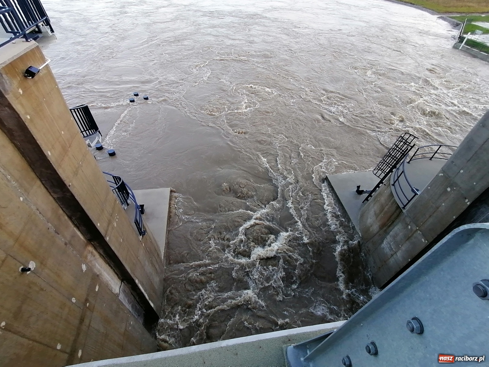 Zdjęcie w galerii na portalu naszraciborz.pl: Zbiornik Racibórz zadziałał. Fala efektywnie spłaszczona [FOTO i WIDEO] wiadomości z regionu