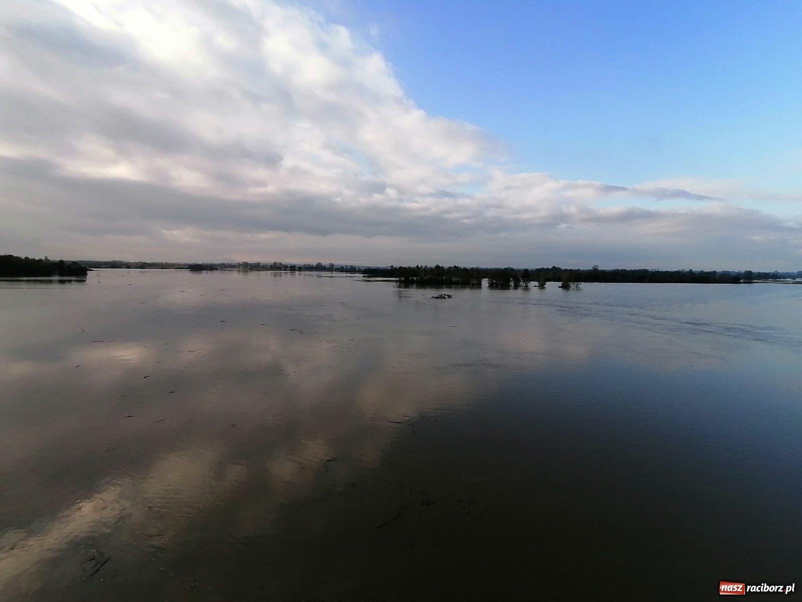 Zdjęcie w galerii na portalu naszraciborz.pl: Zbiornik Racibórz zadziałał. Fala efektywnie spłaszczona [FOTO i WIDEO] wiadomości z regionu