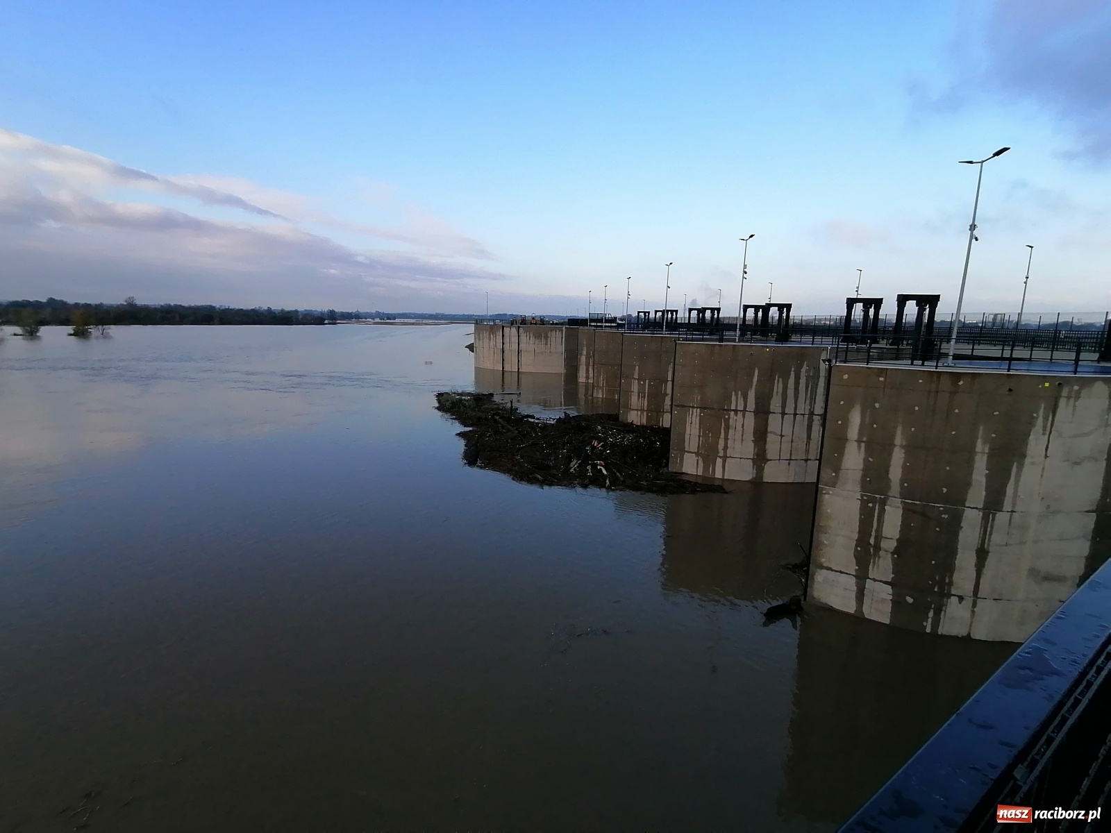 Zdjęcie w galerii na portalu naszraciborz.pl: Zbiornik Racibórz zadziałał. Fala efektywnie spłaszczona [FOTO i WIDEO] wiadomości z regionu