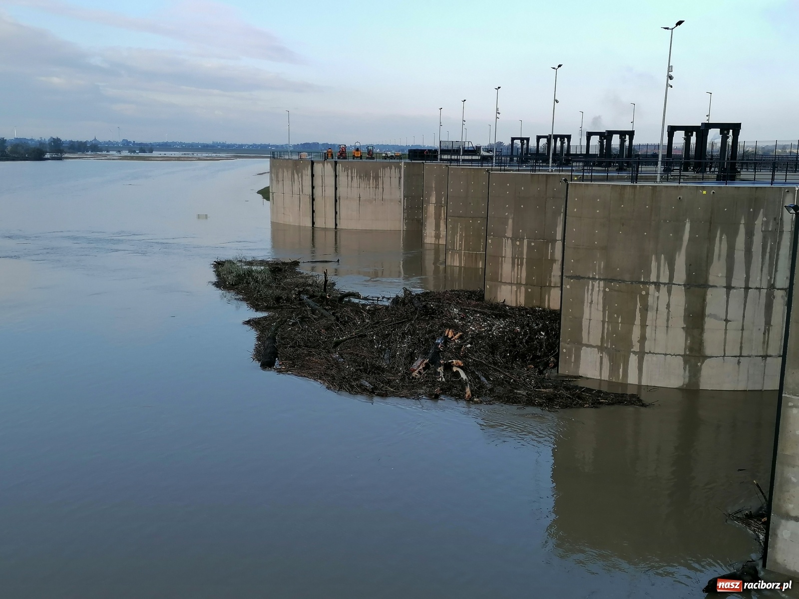Zdjęcie w galerii na portalu naszraciborz.pl: Zbiornik Racibórz zadziałał. Fala efektywnie spłaszczona [FOTO i WIDEO] wiadomości z regionu