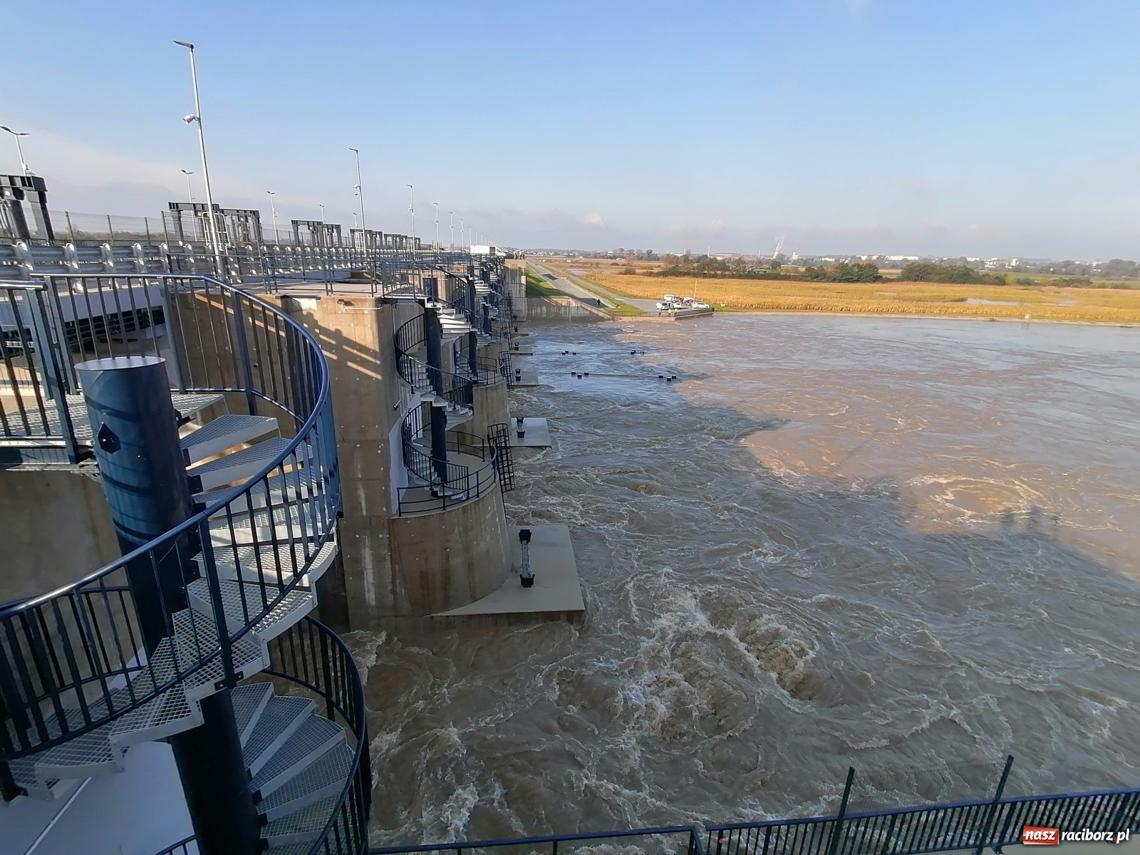 Zdjęcie w galerii na portalu naszraciborz.pl: Zbiornik Racibórz zadziałał. Fala efektywnie spłaszczona [FOTO i WIDEO] wiadomości z regionu