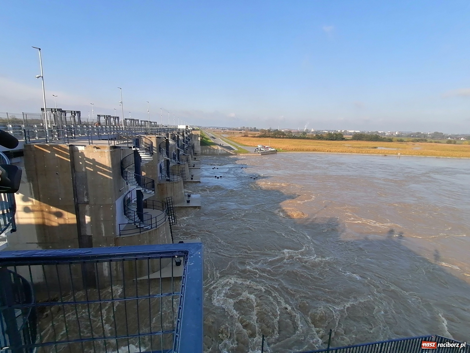 Zdjęcie w galerii na portalu naszraciborz.pl: Zbiornik Racibórz zadziałał. Fala efektywnie spłaszczona [FOTO i WIDEO] wiadomości z regionu