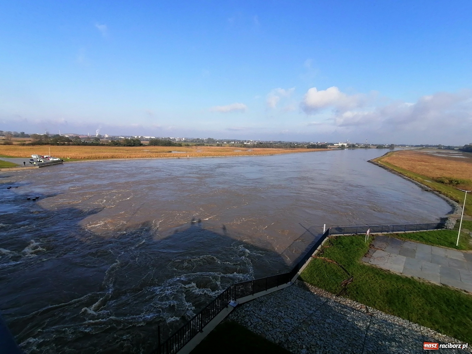 Zdjęcie w galerii na portalu naszraciborz.pl: Zbiornik Racibórz zadziałał. Fala efektywnie spłaszczona [FOTO i WIDEO] wiadomości z regionu