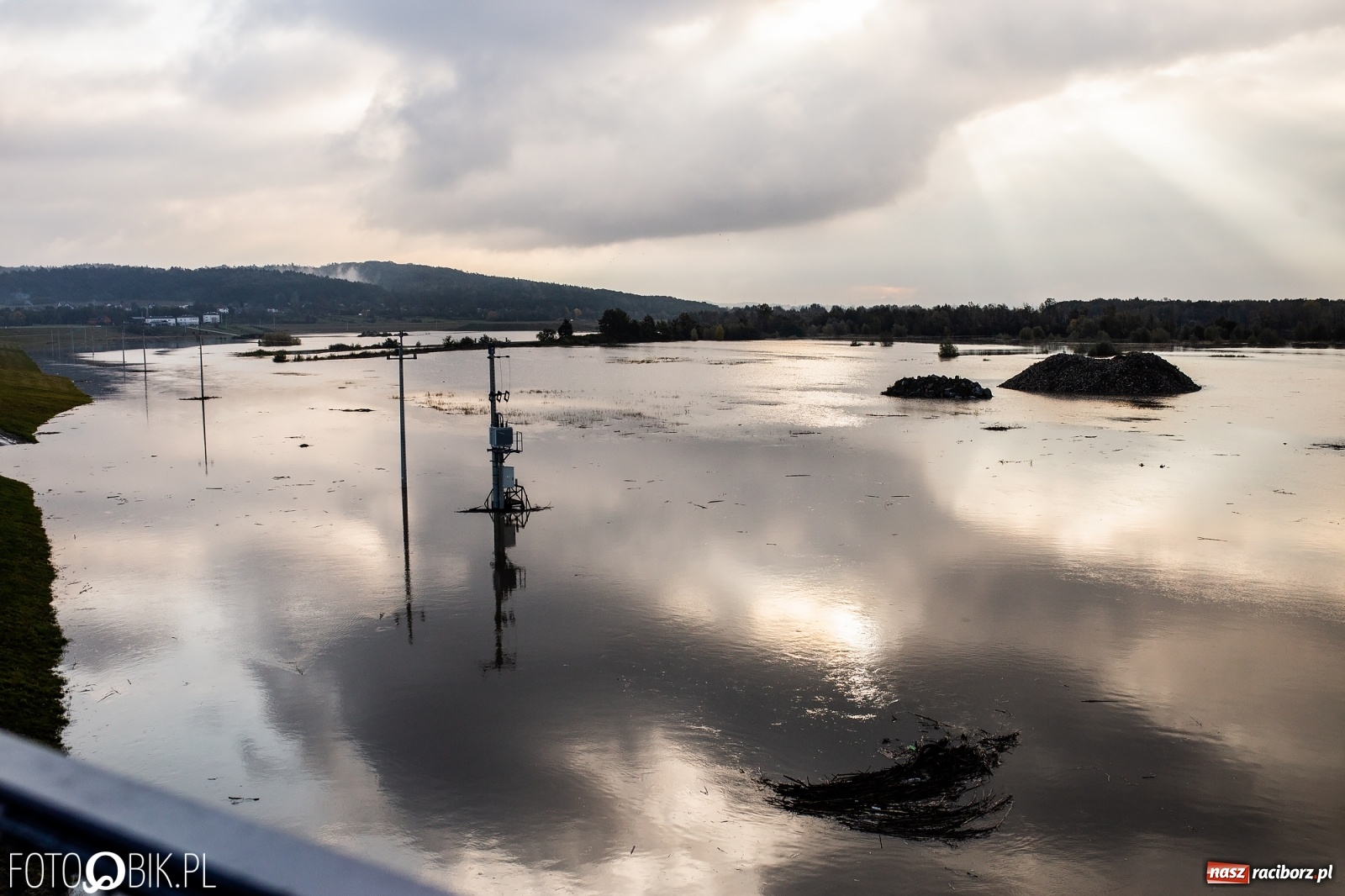 Zdjęcie w galerii na portalu naszraciborz.pl: Zbiornik Racibórz zadziałał. Fala efektywnie spłaszczona [FOTO i WIDEO] wiadomości z regionu