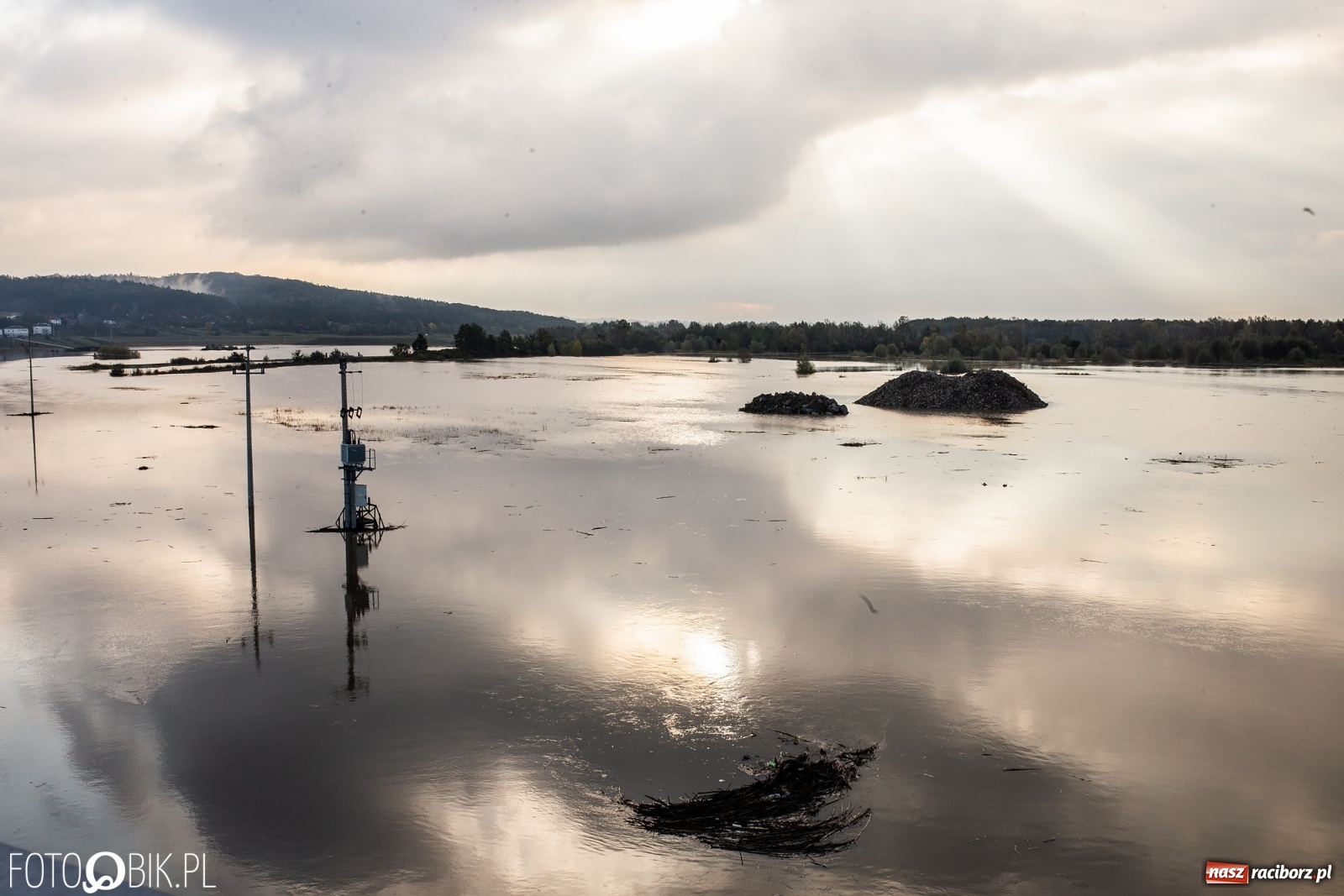 Zdjęcie w galerii na portalu naszraciborz.pl: Zbiornik Racibórz zadziałał. Fala efektywnie spłaszczona [FOTO i WIDEO] wiadomości z regionu