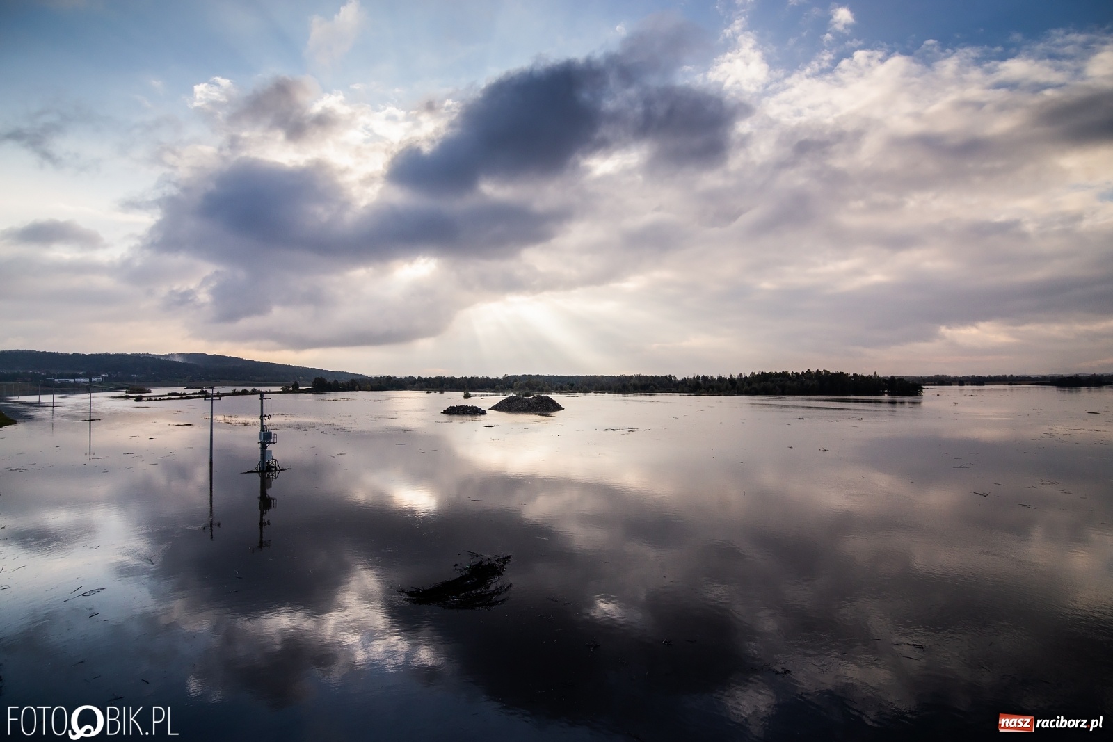 Zdjęcie w galerii na portalu naszraciborz.pl: Zbiornik Racibórz zadziałał. Fala efektywnie spłaszczona [FOTO i WIDEO] wiadomości z regionu