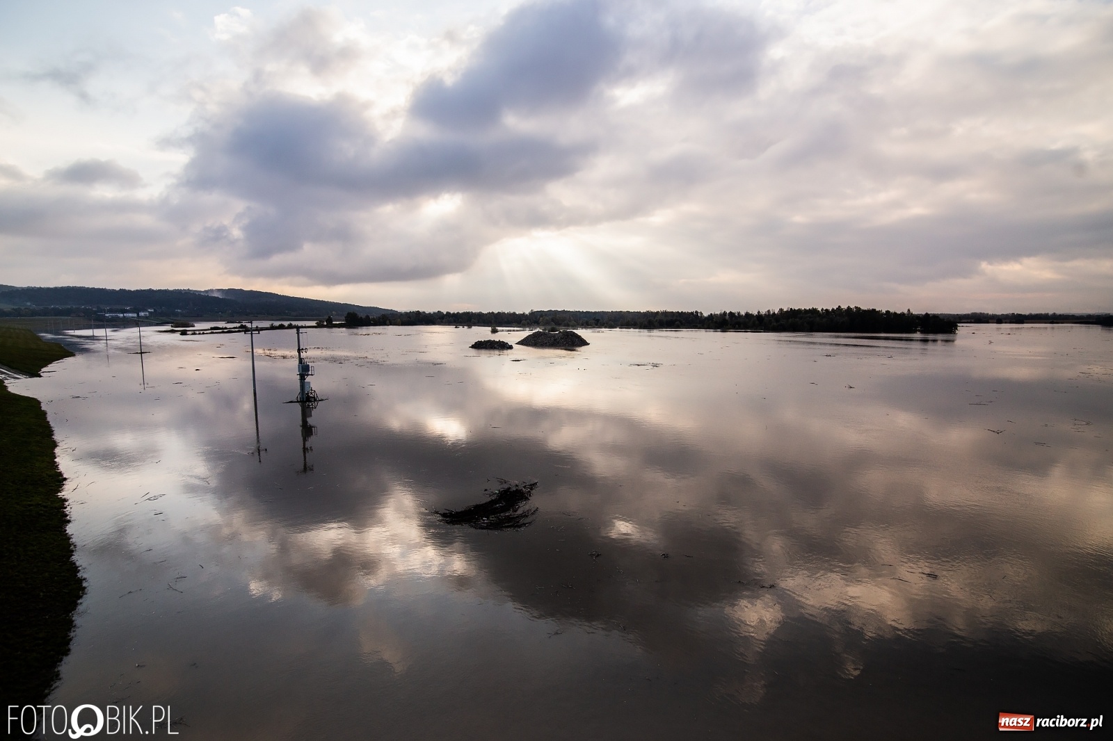 Zdjęcie w galerii na portalu naszraciborz.pl: Zbiornik Racibórz zadziałał. Fala efektywnie spłaszczona [FOTO i WIDEO] wiadomości z regionu