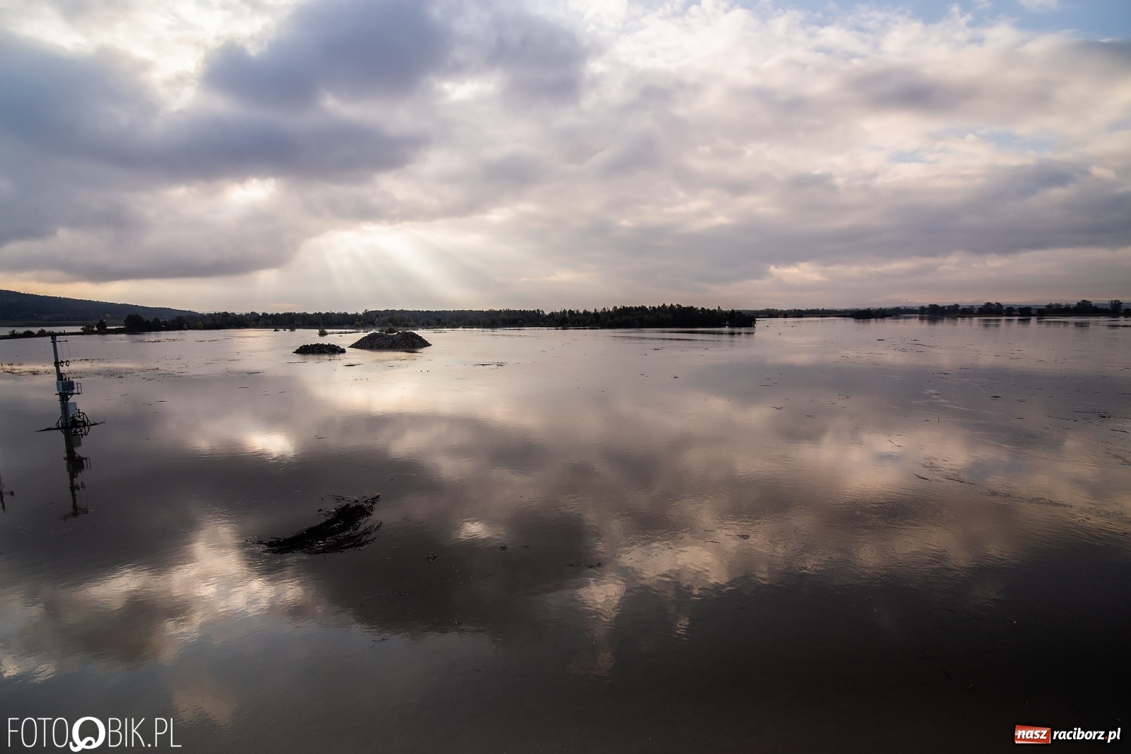 Zdjęcie w galerii na portalu naszraciborz.pl: Zbiornik Racibórz zadziałał. Fala efektywnie spłaszczona [FOTO i WIDEO] wiadomości z regionu