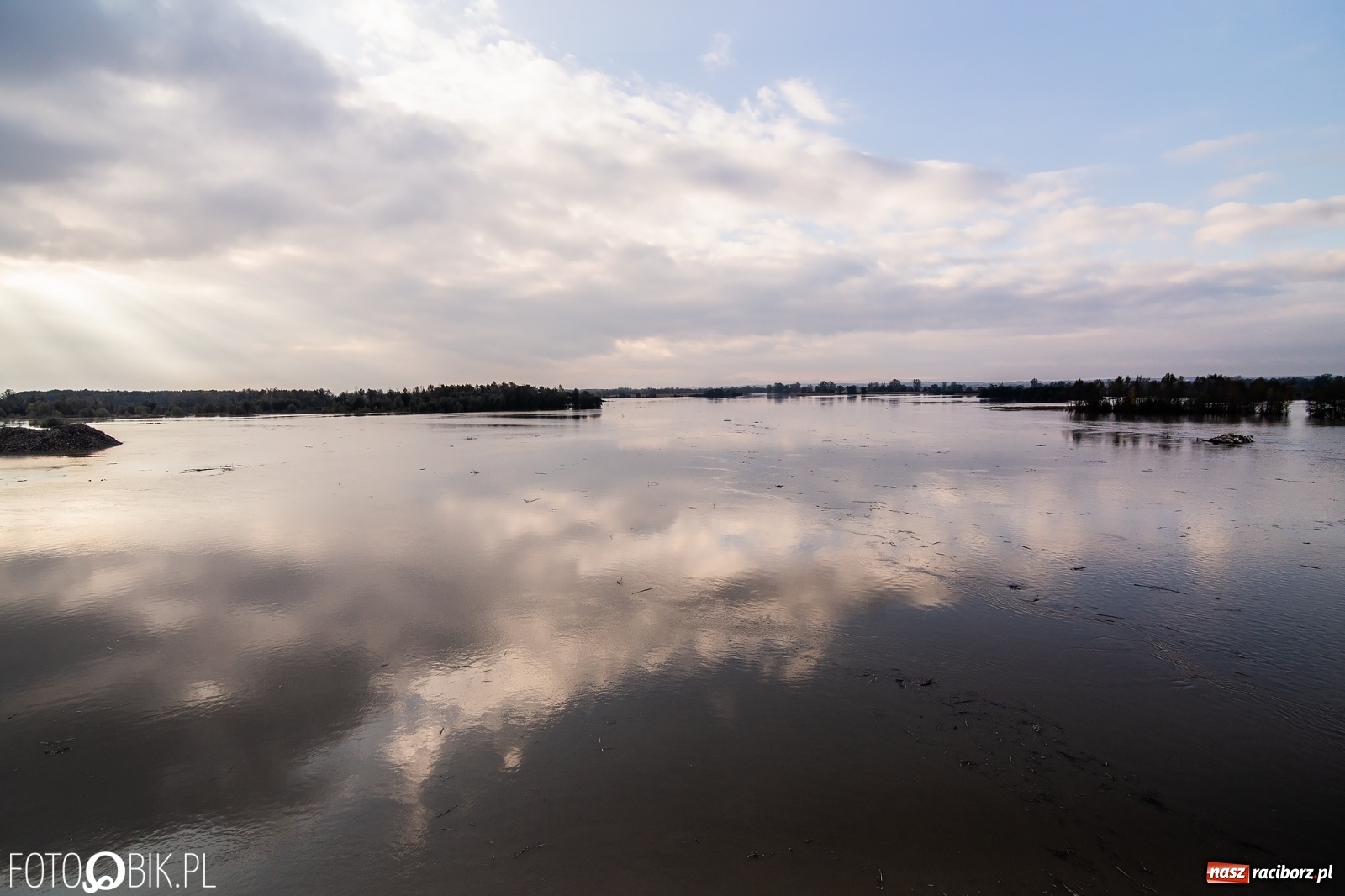 Zdjęcie w galerii na portalu naszraciborz.pl: Zbiornik Racibórz zadziałał. Fala efektywnie spłaszczona [FOTO i WIDEO] wiadomości z regionu