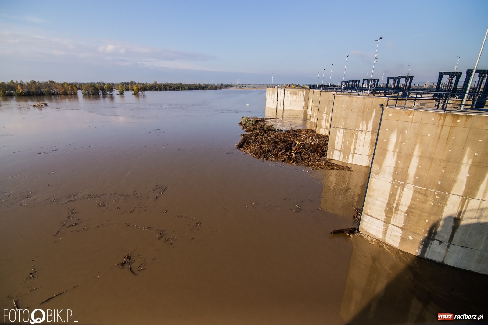 Zdjęcie w galerii na portalu naszraciborz.pl: Zbiornik Racibórz zadziałał. Fala efektywnie spłaszczona [FOTO i WIDEO] wiadomości z regionu
