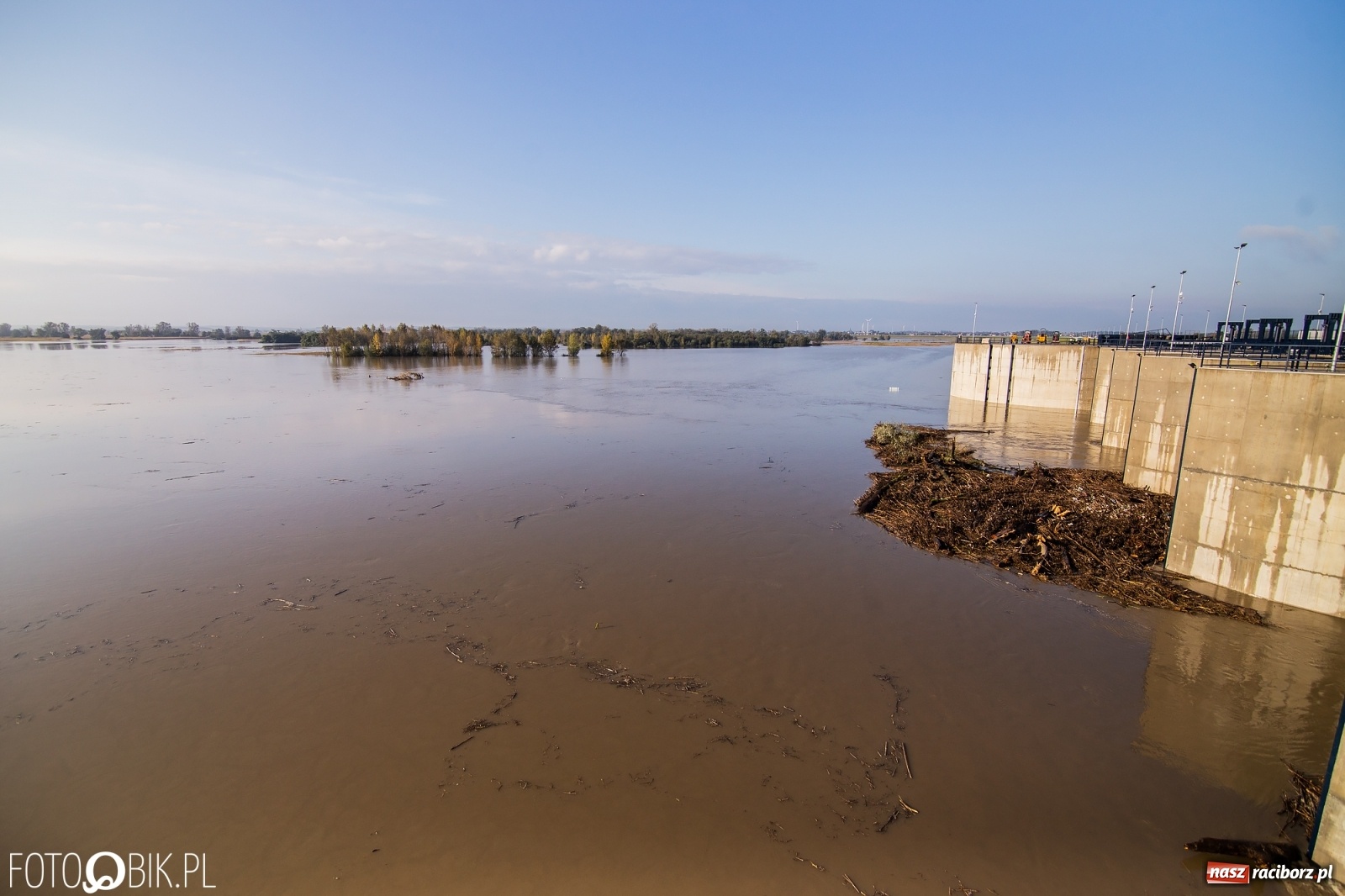 Zdjęcie w galerii na portalu naszraciborz.pl: Zbiornik Racibórz zadziałał. Fala efektywnie spłaszczona [FOTO i WIDEO] wiadomości z regionu