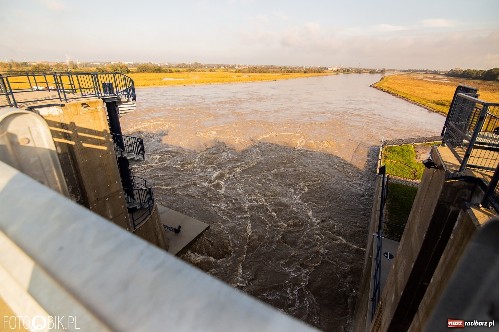 Zdjęcie w galerii na portalu naszraciborz.pl: Zbiornik Racibórz zadziałał. Fala efektywnie spłaszczona [FOTO i WIDEO] wiadomości z regionu