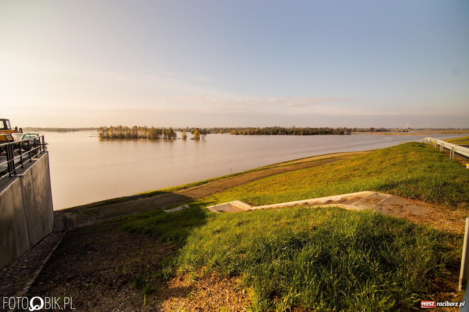 Zdjęcie w galerii na portalu naszraciborz.pl: Zbiornik Racibórz zadziałał. Fala efektywnie spłaszczona [FOTO i WIDEO] wiadomości z regionu