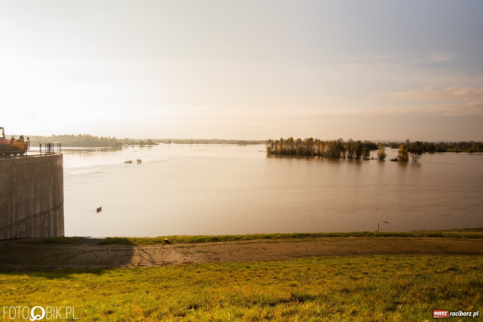 Zdjęcie w galerii na portalu naszraciborz.pl: Zbiornik Racibórz zadziałał. Fala efektywnie spłaszczona [FOTO i WIDEO] wiadomości z regionu