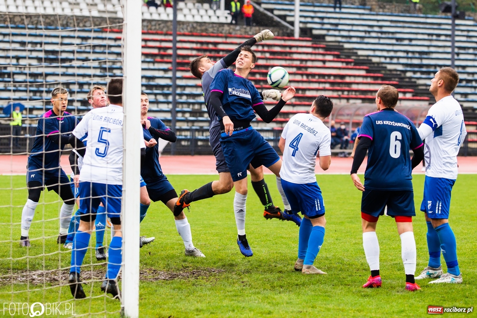 Zdjęcie w galerii na portalu naszraciborz.pl: Gol z połowy boiska ustawił spotkanie. Unia górą nad Krzyżanowicami [FOTO] wiadomości z regionu