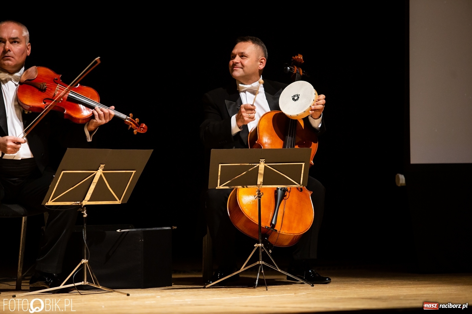 Zdjęcie w galerii na portalu naszraciborz.pl: Zastrzyk humoru z Grupą MoCarta w RCK wiadomości z regionu