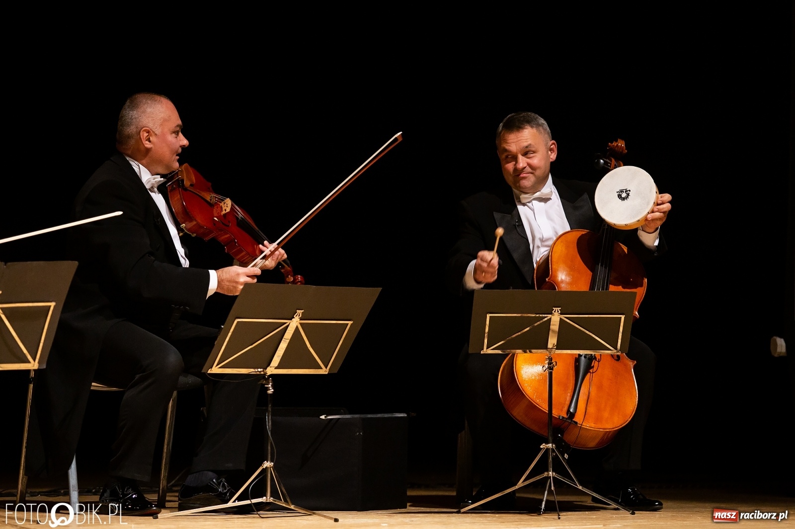Zdjęcie w galerii na portalu naszraciborz.pl: Zastrzyk humoru z Grupą MoCarta w RCK wiadomości z regionu