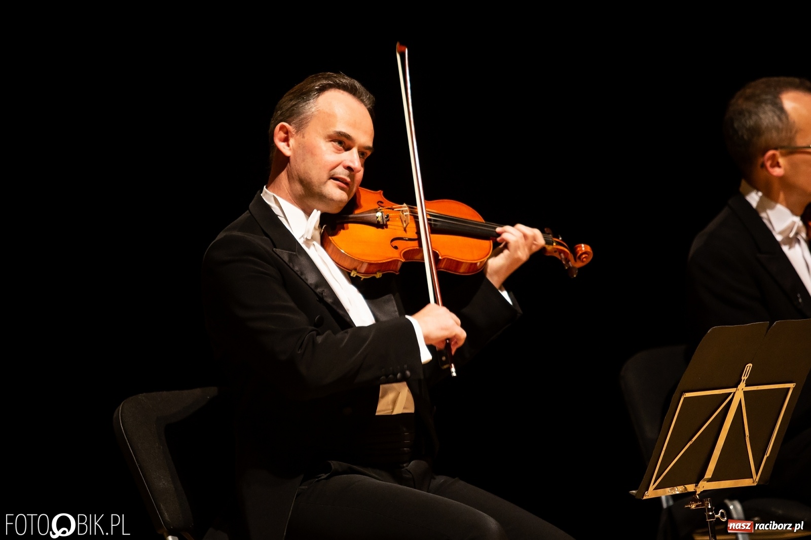 Zdjęcie w galerii na portalu naszraciborz.pl: Zastrzyk humoru z Grupą MoCarta w RCK wiadomości z regionu