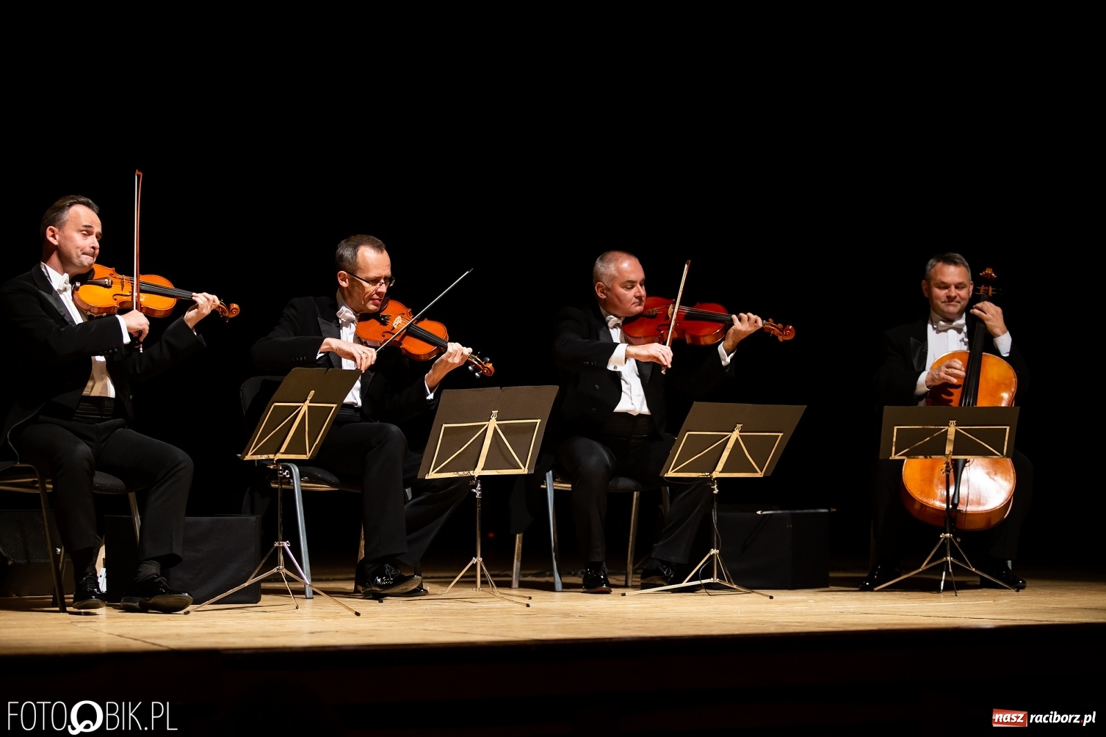 Zdjęcie w galerii na portalu naszraciborz.pl: Zastrzyk humoru z Grupą MoCarta w RCK wiadomości z regionu