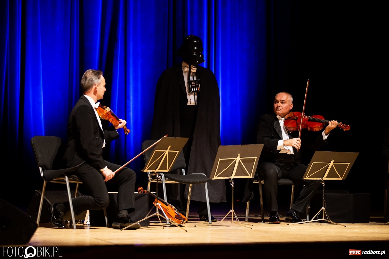 Zdjęcie w galerii na portalu naszraciborz.pl: Zastrzyk humoru z Grupą MoCarta w RCK wiadomości z regionu