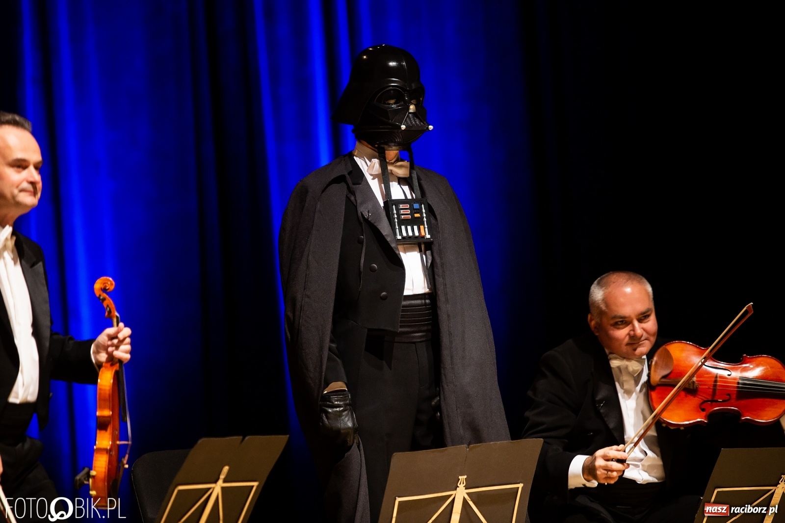 Zdjęcie w galerii na portalu naszraciborz.pl: Zastrzyk humoru z Grupą MoCarta w RCK wiadomości z regionu