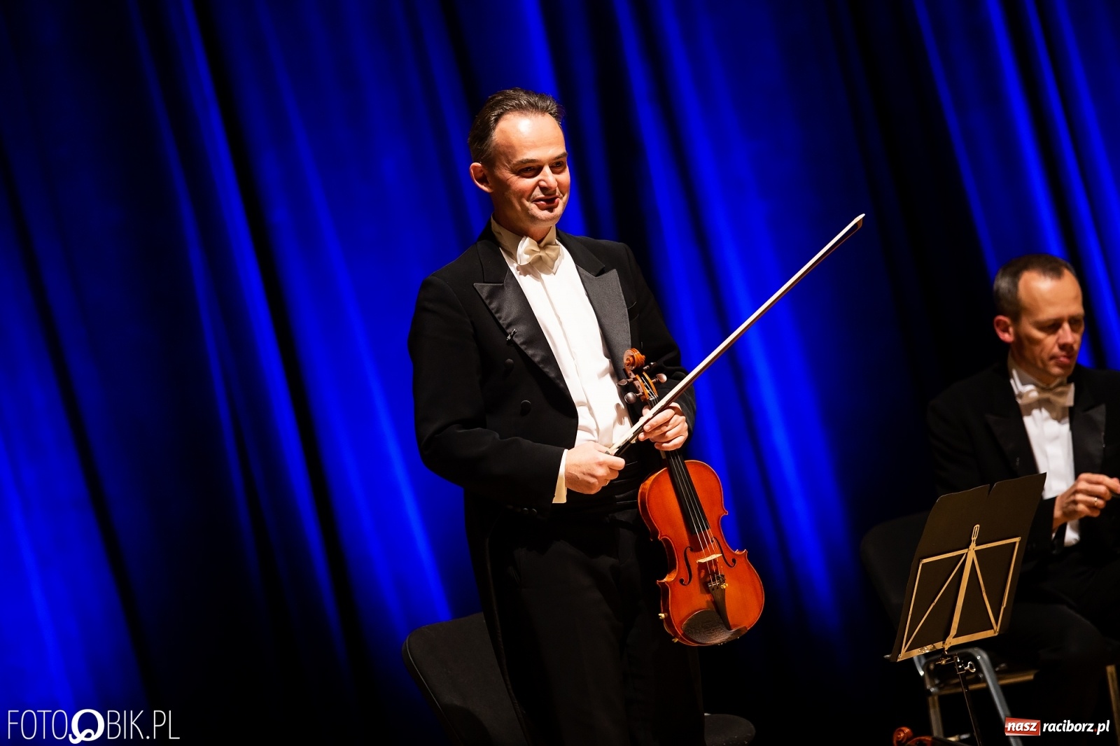 Zdjęcie w galerii na portalu naszraciborz.pl: Zastrzyk humoru z Grupą MoCarta w RCK wiadomości z regionu