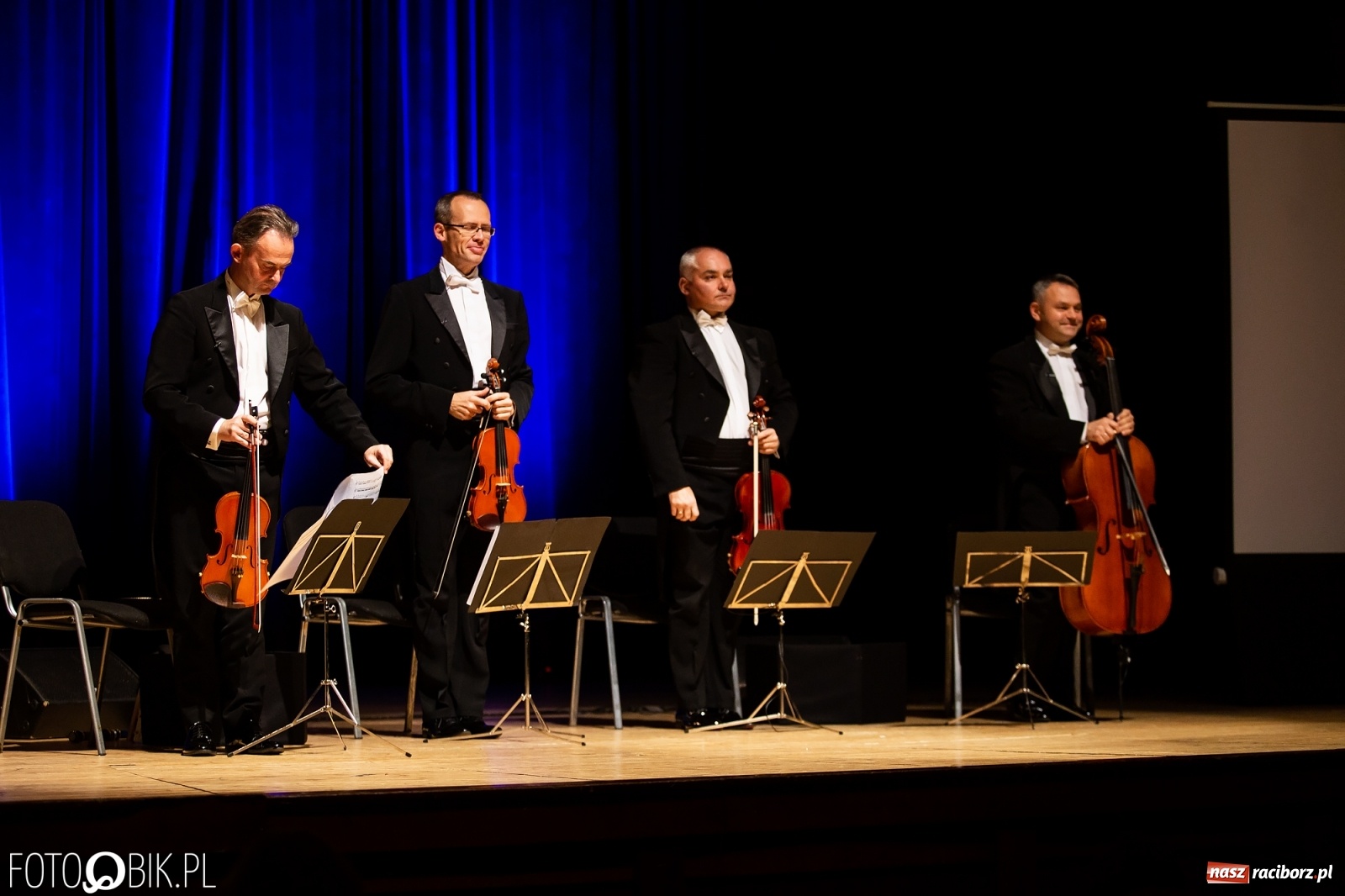 Zdjęcie w galerii na portalu naszraciborz.pl: Zastrzyk humoru z Grupą MoCarta w RCK wiadomości z regionu