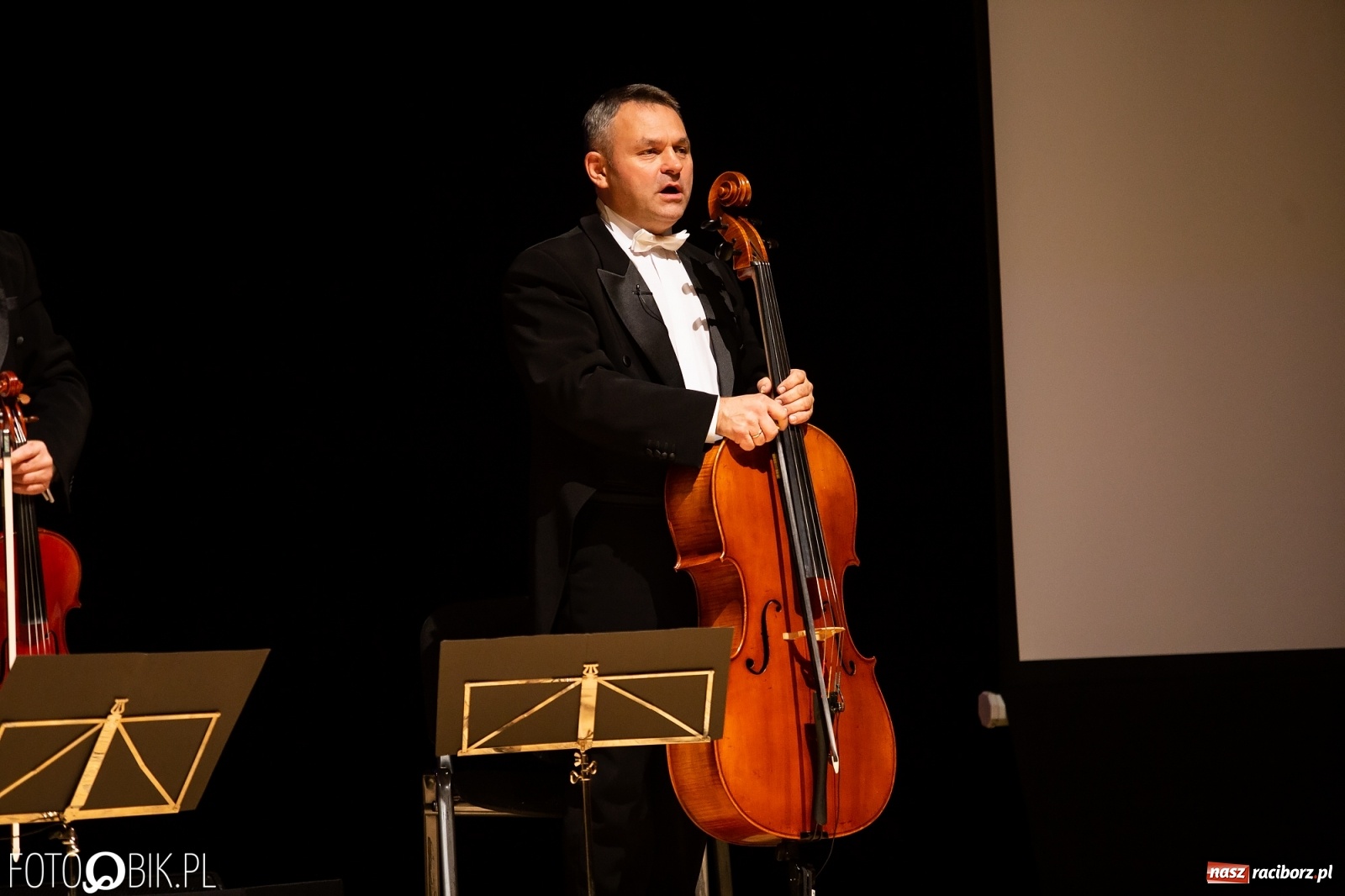 Zdjęcie w galerii na portalu naszraciborz.pl: Zastrzyk humoru z Grupą MoCarta w RCK wiadomości z regionu