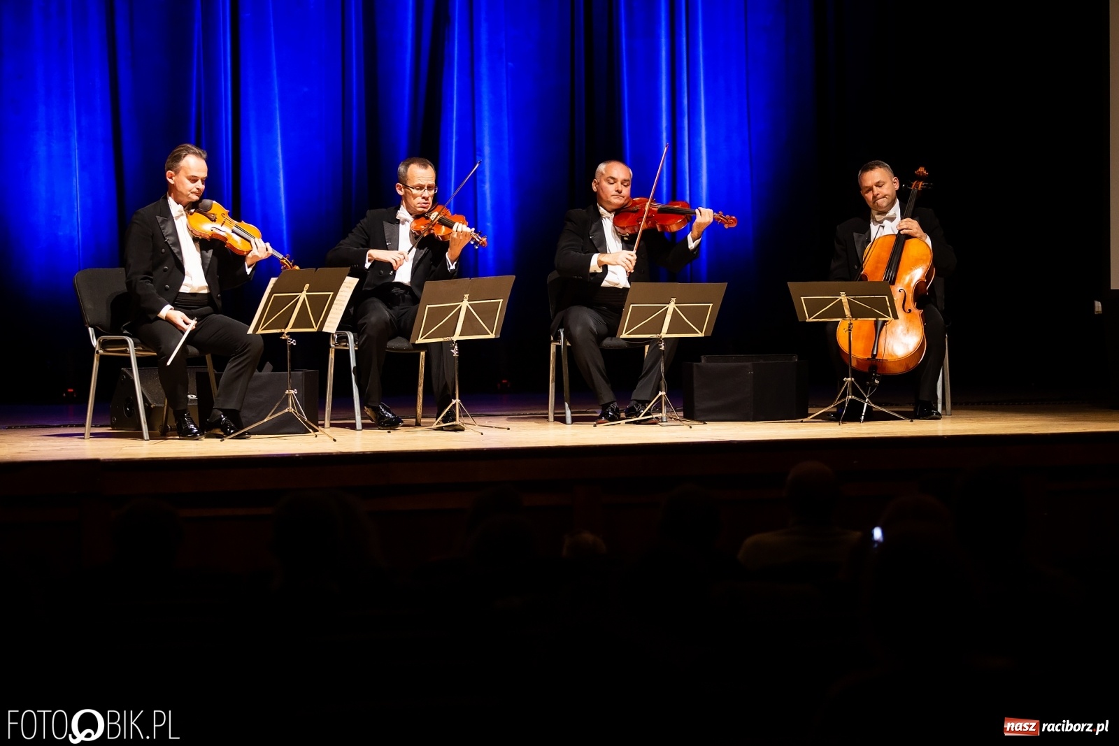 Zdjęcie w galerii na portalu naszraciborz.pl: Zastrzyk humoru z Grupą MoCarta w RCK wiadomości z regionu