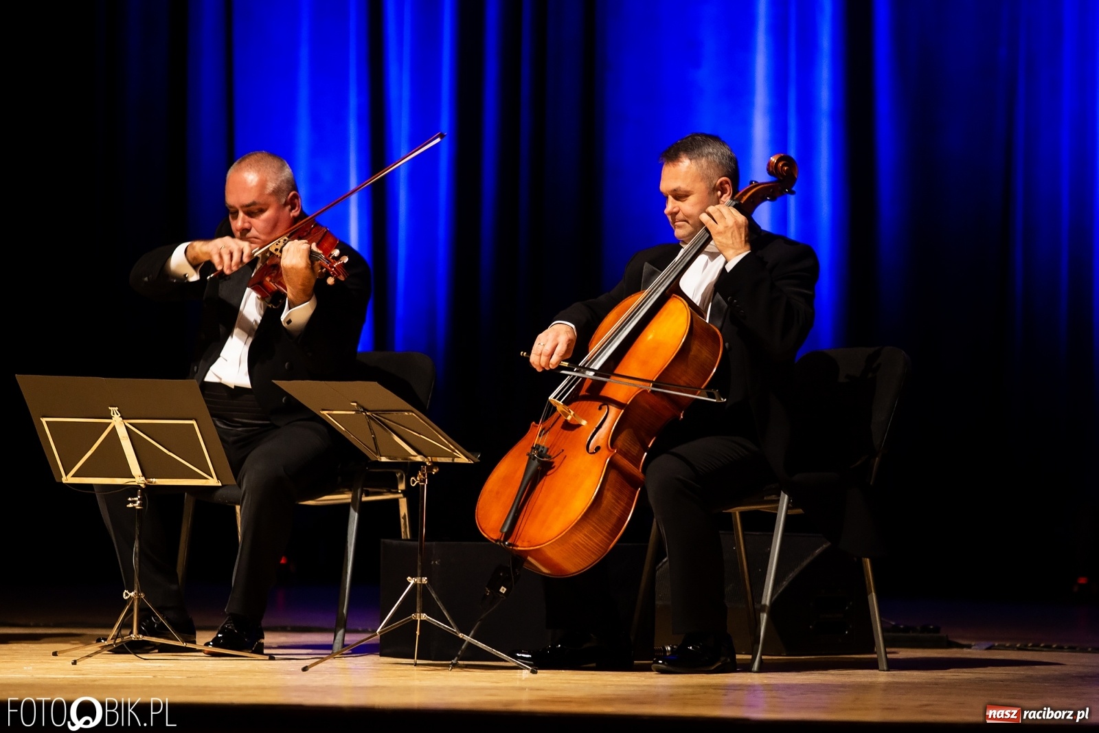 Zdjęcie w galerii na portalu naszraciborz.pl: Zastrzyk humoru z Grupą MoCarta w RCK wiadomości z regionu