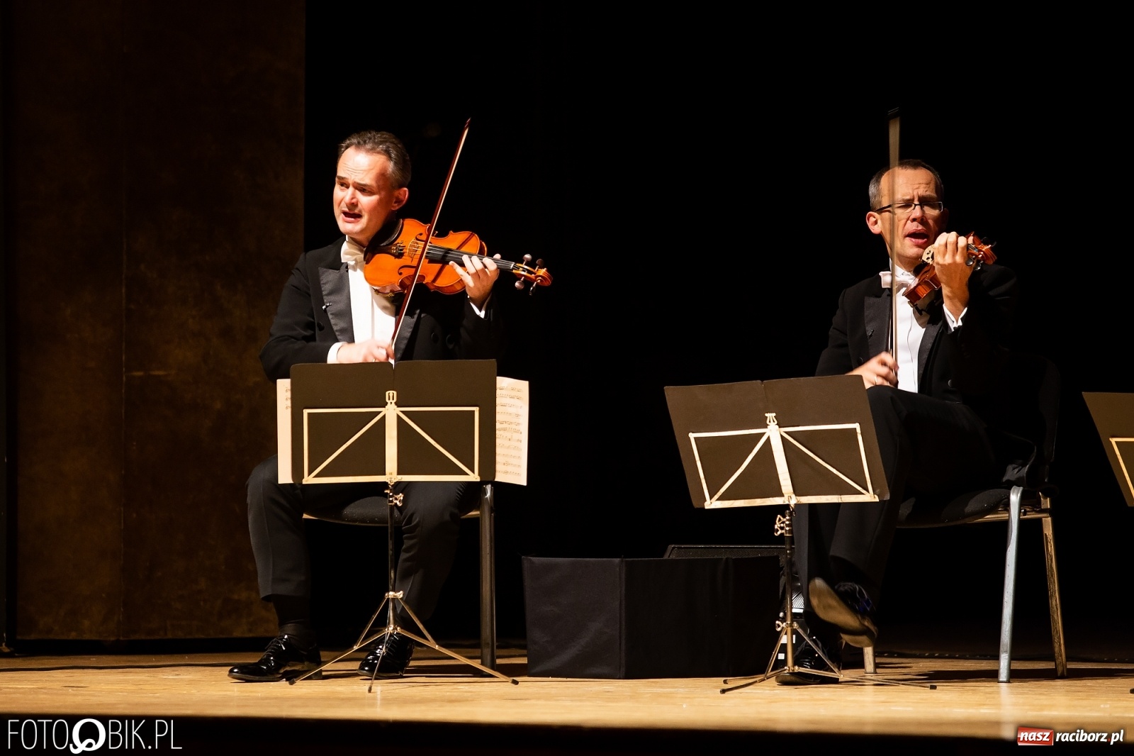 Zdjęcie w galerii na portalu naszraciborz.pl: Zastrzyk humoru z Grupą MoCarta w RCK wiadomości z regionu