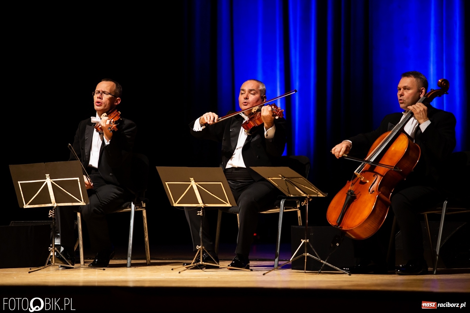 Zdjęcie w galerii na portalu naszraciborz.pl: Zastrzyk humoru z Grupą MoCarta w RCK wiadomości z regionu