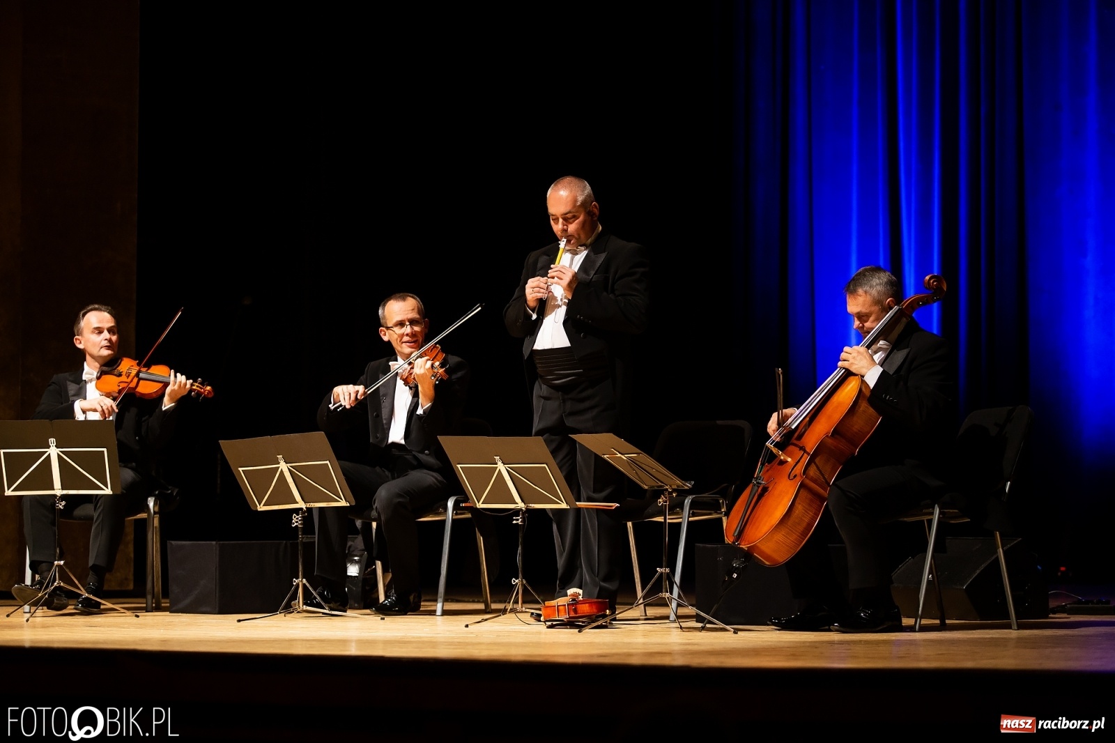Zdjęcie w galerii na portalu naszraciborz.pl: Zastrzyk humoru z Grupą MoCarta w RCK wiadomości z regionu
