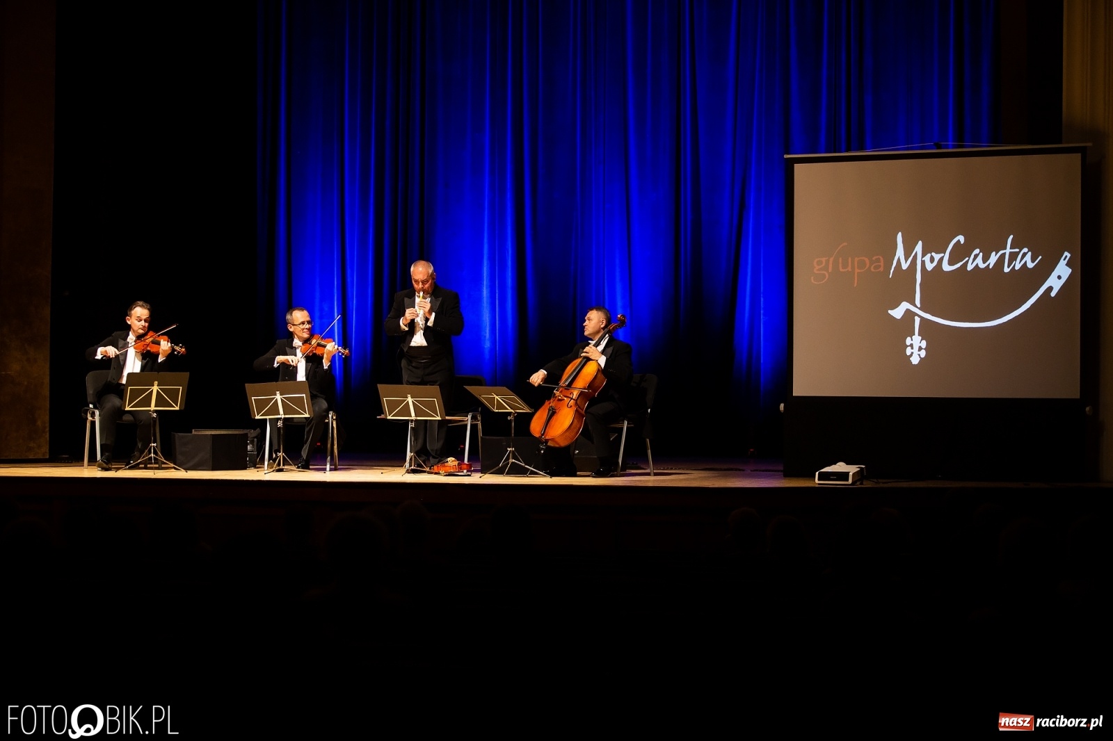 Zdjęcie w galerii na portalu naszraciborz.pl: Zastrzyk humoru z Grupą MoCarta w RCK wiadomości z regionu