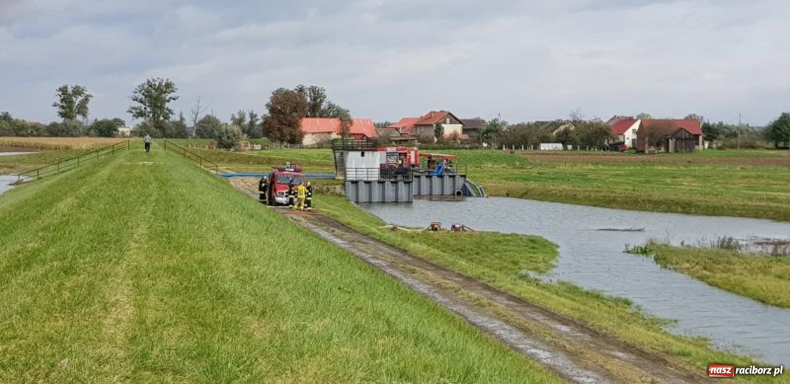 Zdjęcie w galerii na portalu naszraciborz.pl: Raport 998. Strażacki weekend pod znakiem pompowań wiadomości z regionu