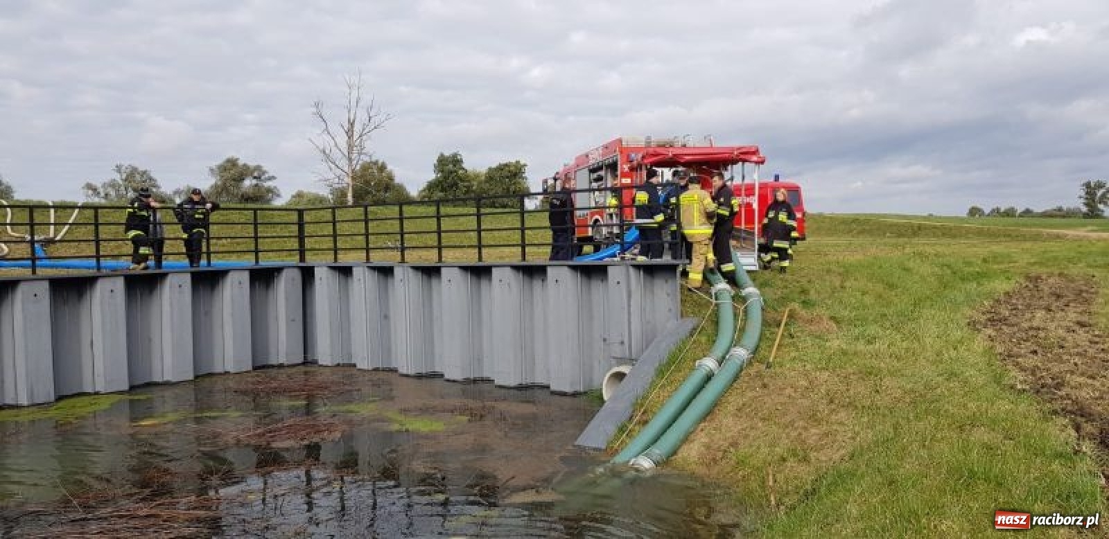 Zdjęcie w galerii na portalu naszraciborz.pl: Raport 998. Strażacki weekend pod znakiem pompowań wiadomości z regionu