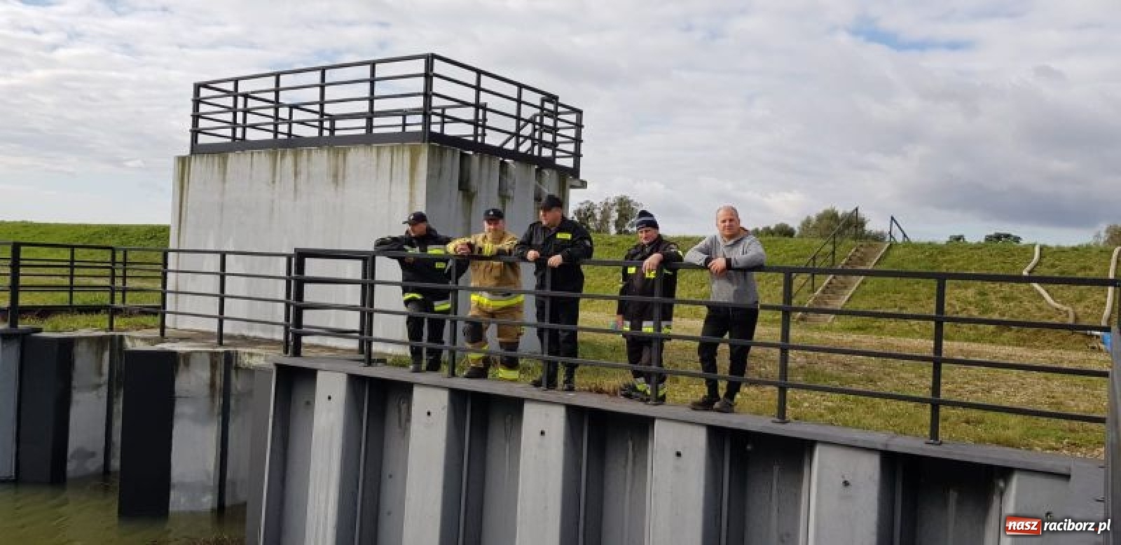 Zdjęcie w galerii na portalu naszraciborz.pl: Raport 998. Strażacki weekend pod znakiem pompowań wiadomości z regionu