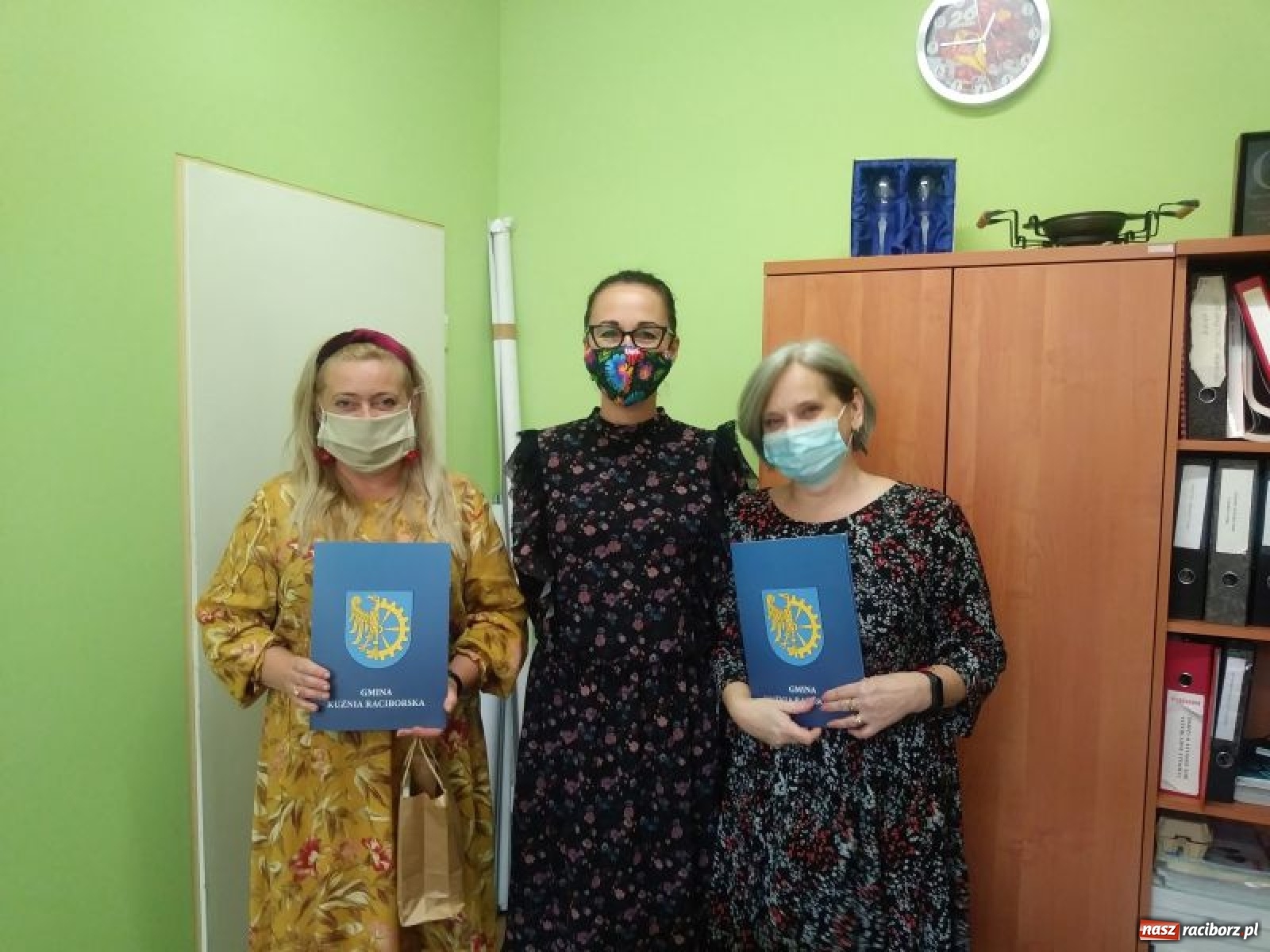 Zdjęcie w galerii na portalu naszraciborz.pl: Dyrektorzy placówek oświatowych z gminy Kuźnia Raciborska nagrodzeni wiadomości z regionu