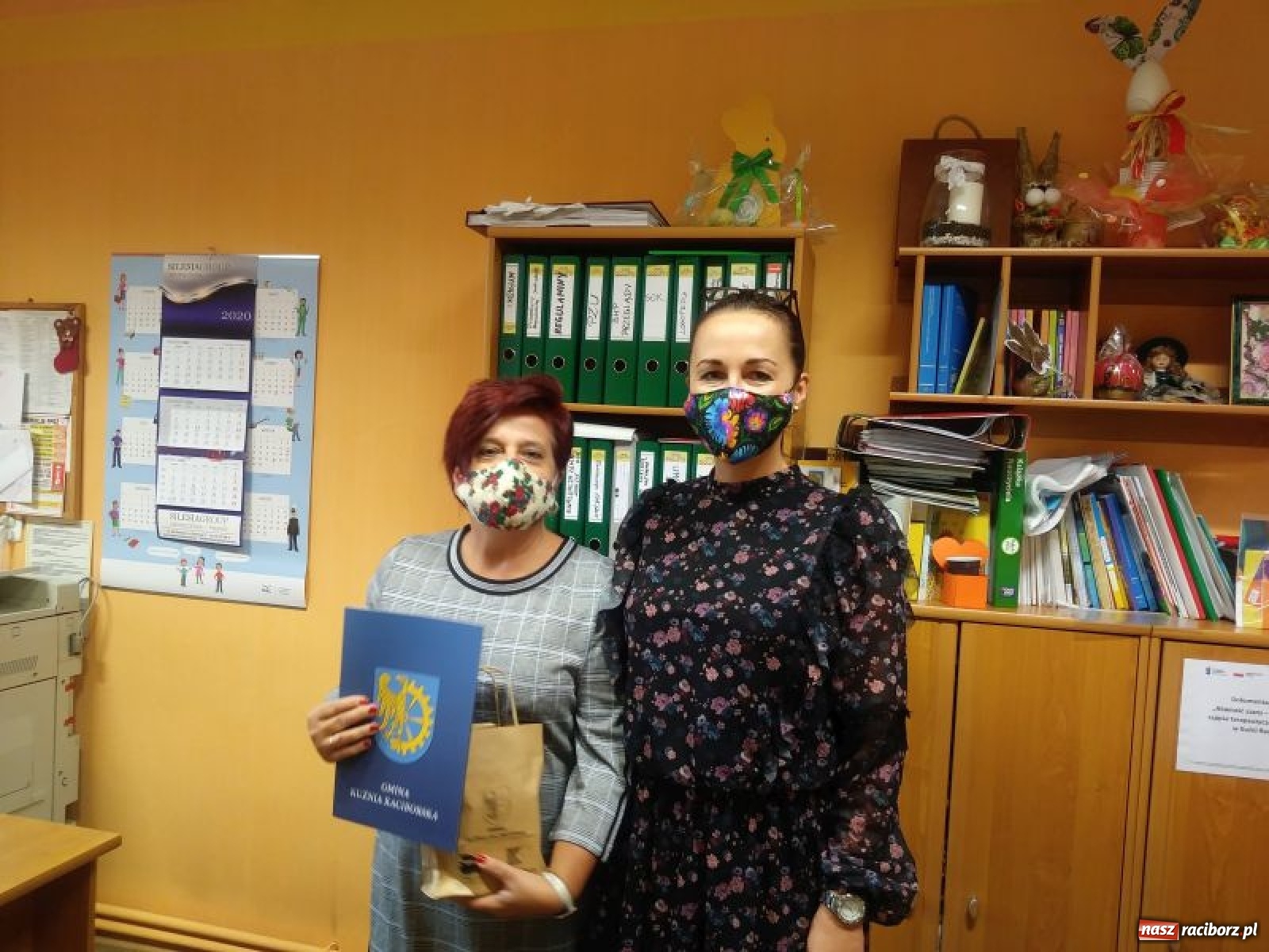 Zdjęcie w galerii na portalu naszraciborz.pl: Dyrektorzy placówek oświatowych z gminy Kuźnia Raciborska nagrodzeni wiadomości z regionu