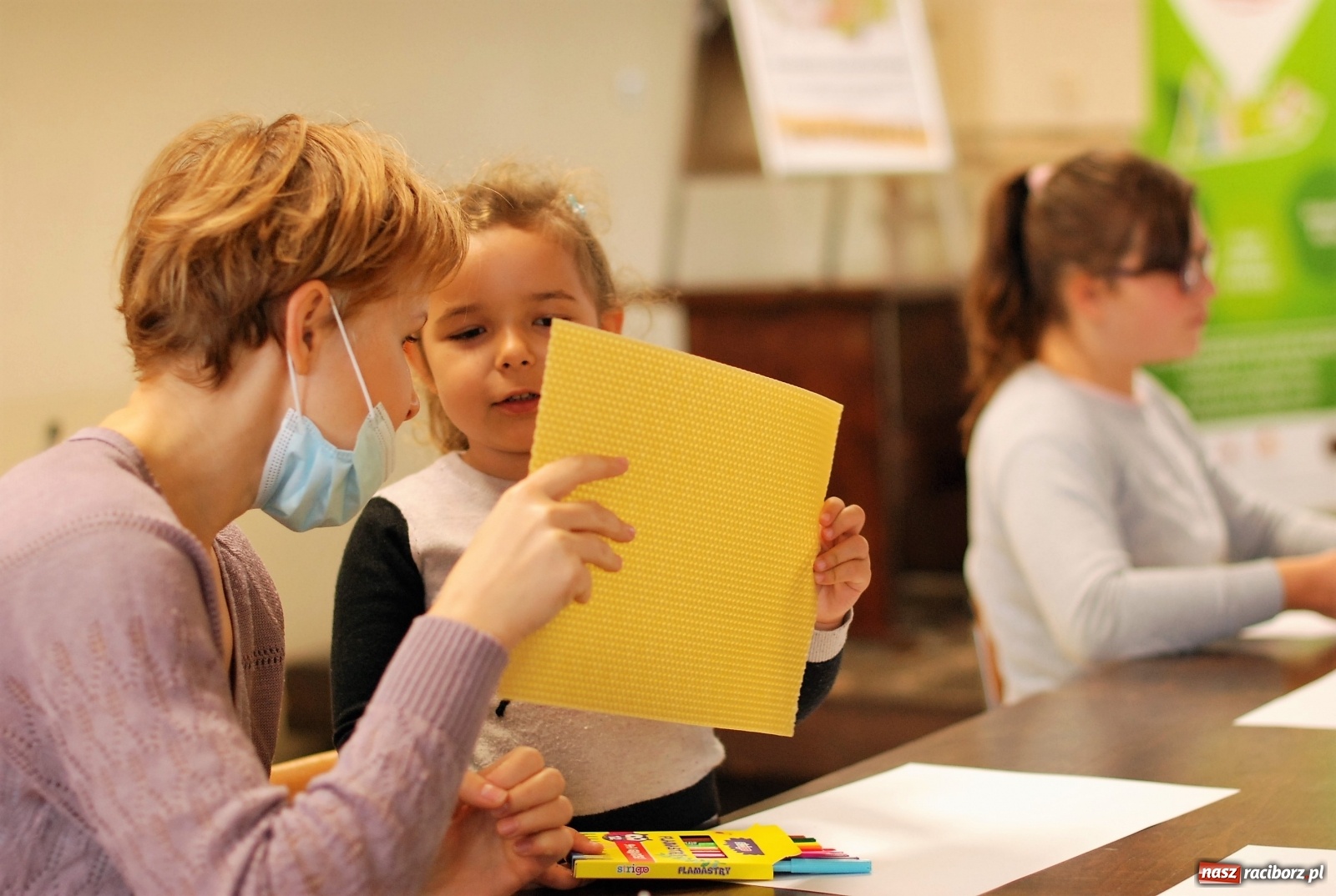 Zdjęcie w galerii na portalu naszraciborz.pl: Mała pszczoła, wielki problem. Warsztaty projektowania w Zawadzie Książęcej wiadomości z regionu