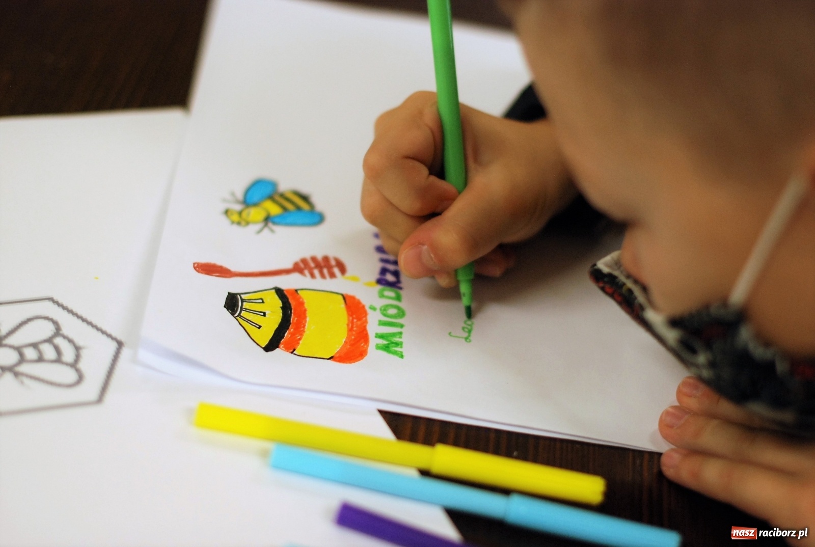 Zdjęcie w galerii na portalu naszraciborz.pl: Mała pszczoła, wielki problem. Warsztaty projektowania w Zawadzie Książęcej wiadomości z regionu