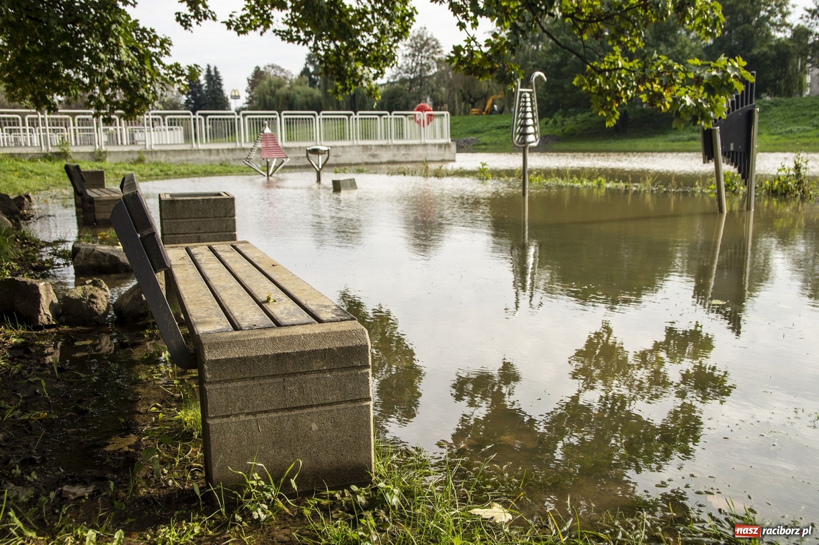 Zdjęcie w galerii na portalu naszraciborz.pl: Wojewoda odwołał pogotowie przeciwpowodziowe. Bulwary w opłakanym stanie wiadomości z regionu